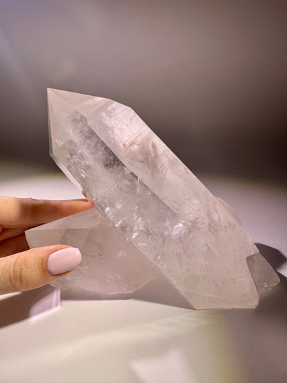 Lemurian Bergkristall-Cluster mit zwei perfekten Spitzen – 13 cm hoch, 14 cm lang, 593 g – Extraklar & unbehandelt aus Brasilien