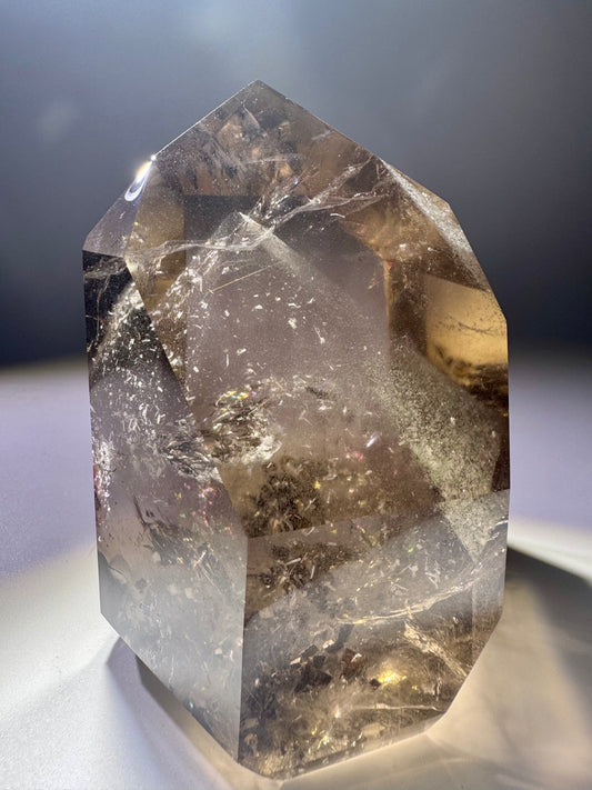 Exklusive Rauchquarzspitze 9,5 cm – mit Phantomen & Regenbogen, 754 g, champagnerfarben & extraklar aus Brasilien