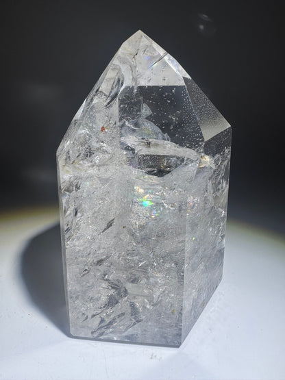 Bergkristall 10.7 cm · 577 g – Voller Regenbogen & Einschlüsse · Brasilien 💎
