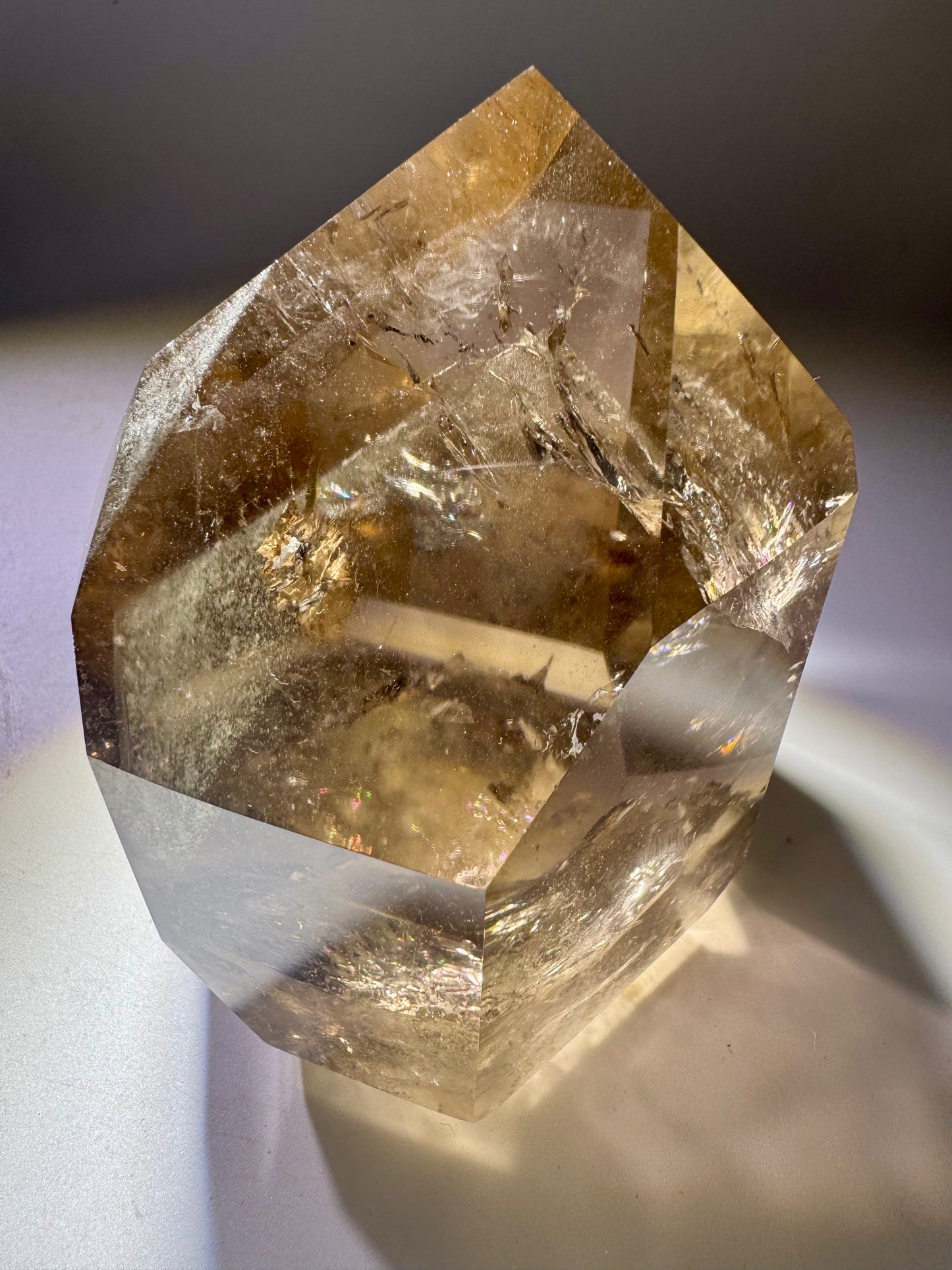 Exklusive Rauchquarzspitze 9,5 cm – mit Phantomen & Regenbogen, 754 g, champagnerfarben & extraklar aus Brasilien