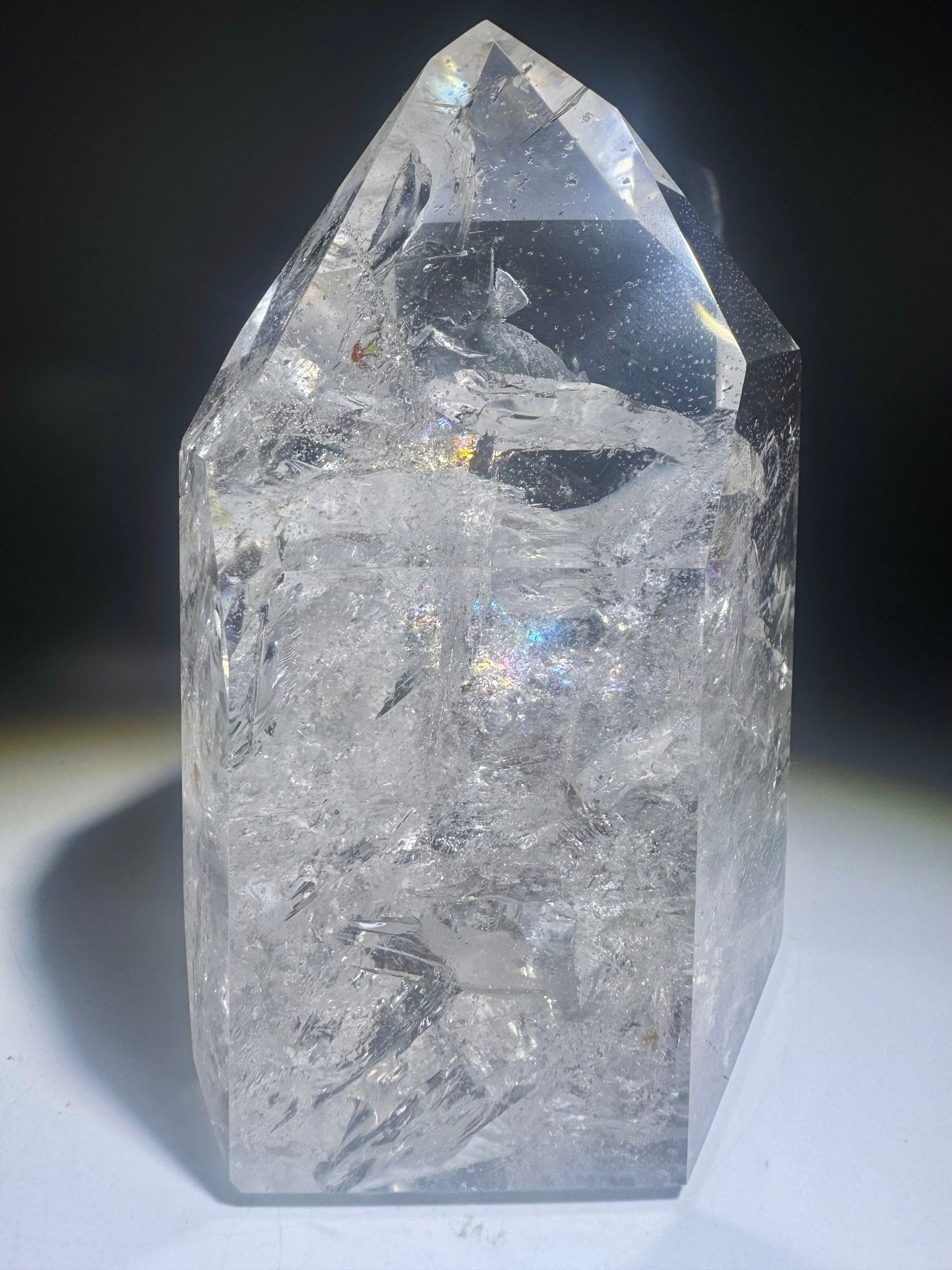 Bergkristall 10.7 cm · 577 g – Voller Regenbogen & Einschlüsse · Brasilien 💎