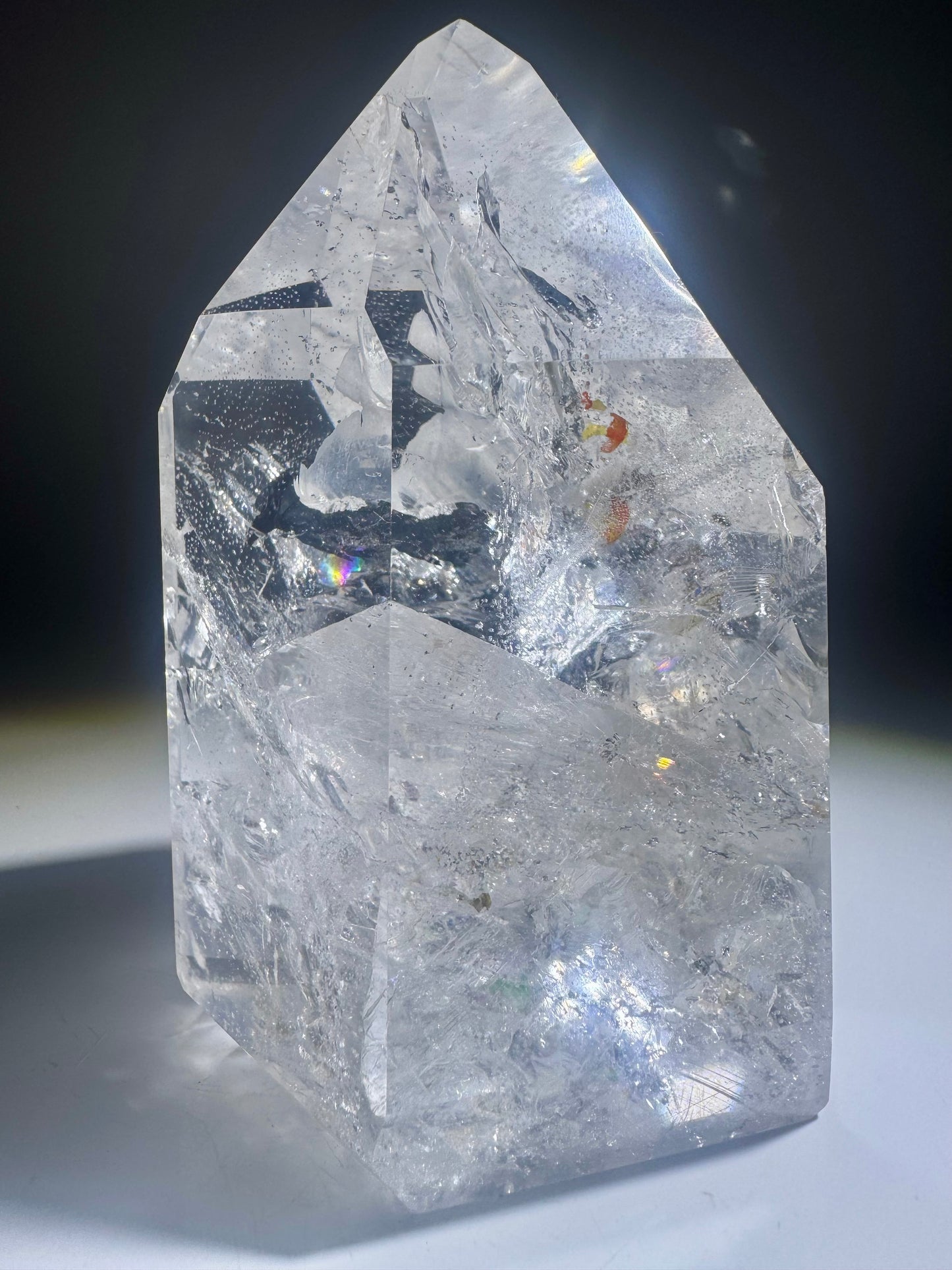 Bergkristall 10.7 cm · 577 g – Voller Regenbogen & Einschlüsse · Brasilien 💎