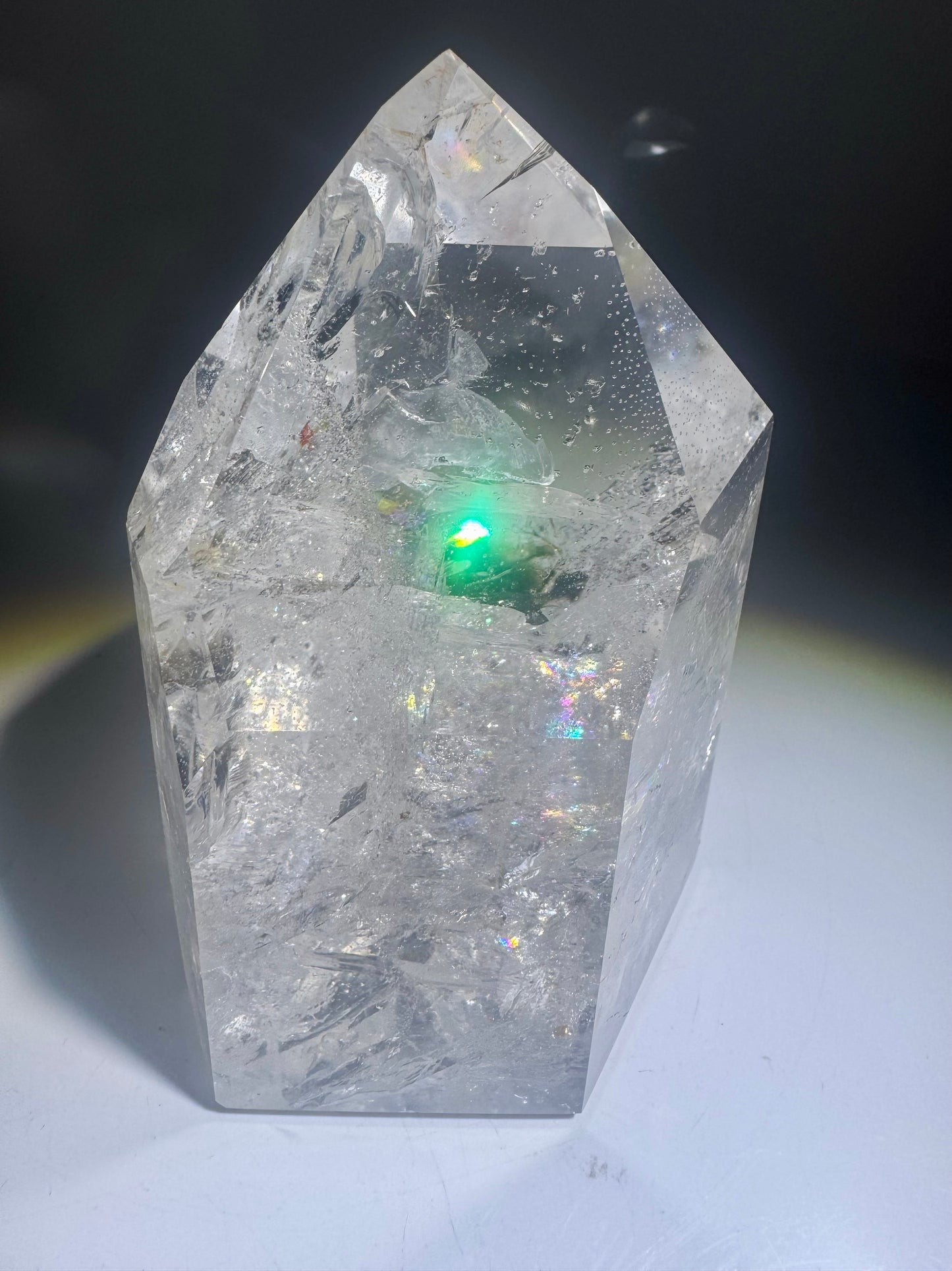 Bergkristall 10.7 cm · 577 g – Voller Regenbogen & Einschlüsse · Brasilien 💎