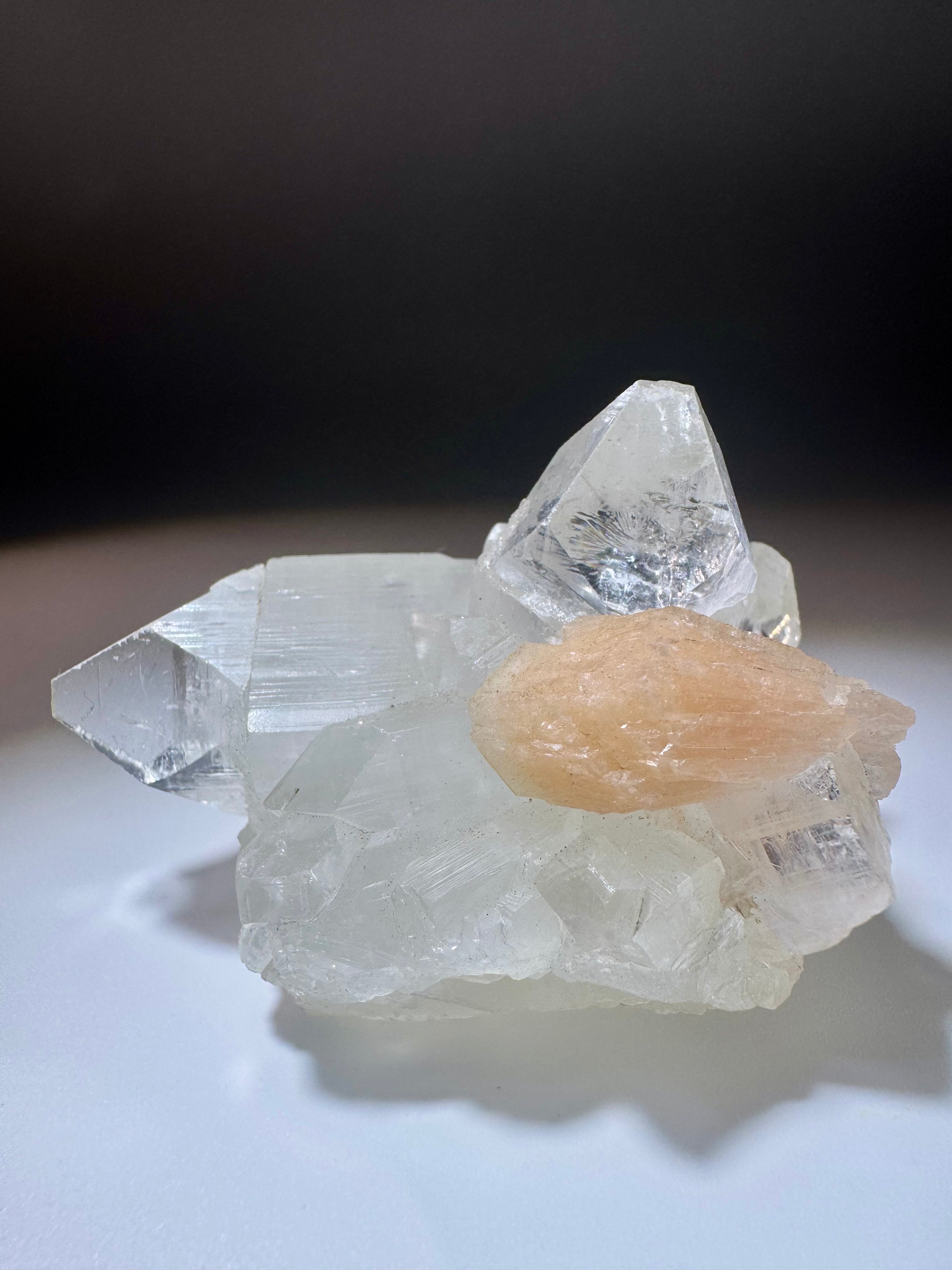 Zauberhafter Diamond Apophyllit mit Desmin 5x6 cm – 82 g, aus Indien, brillante Klarheit & feine Strukturen