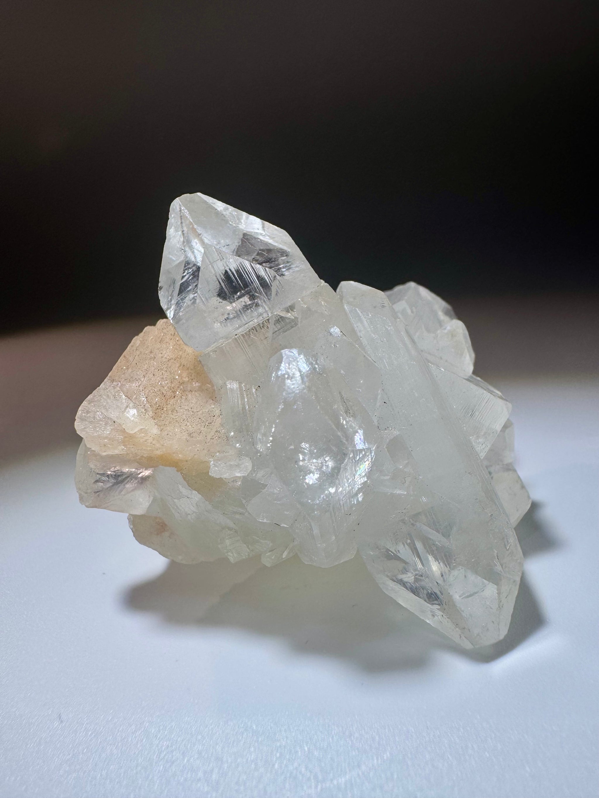 Zauberhafter Diamond Apophyllit mit Desmin 5x6 cm – 82 g, aus Indien, brillante Klarheit & feine Strukturen