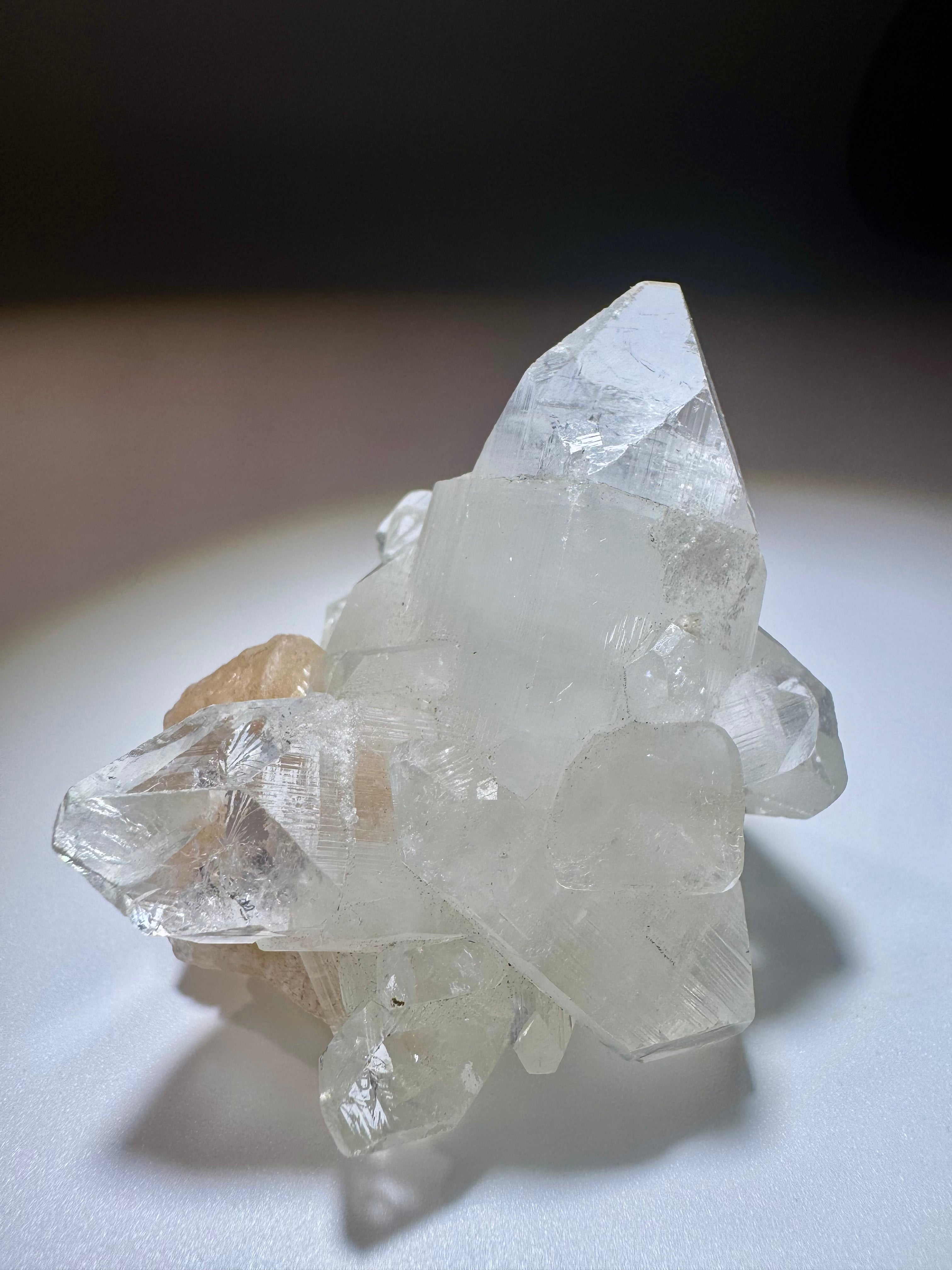 Zauberhafter Diamond Apophyllit mit Desmin 5x6 cm – 82 g, aus Indien, brillante Klarheit & feine Strukturen