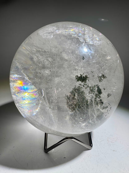 Riesige Garden-Quarz Kugel 13 cm · 3.63 kg – Chlorid-Einschlüsse & Regenbogen