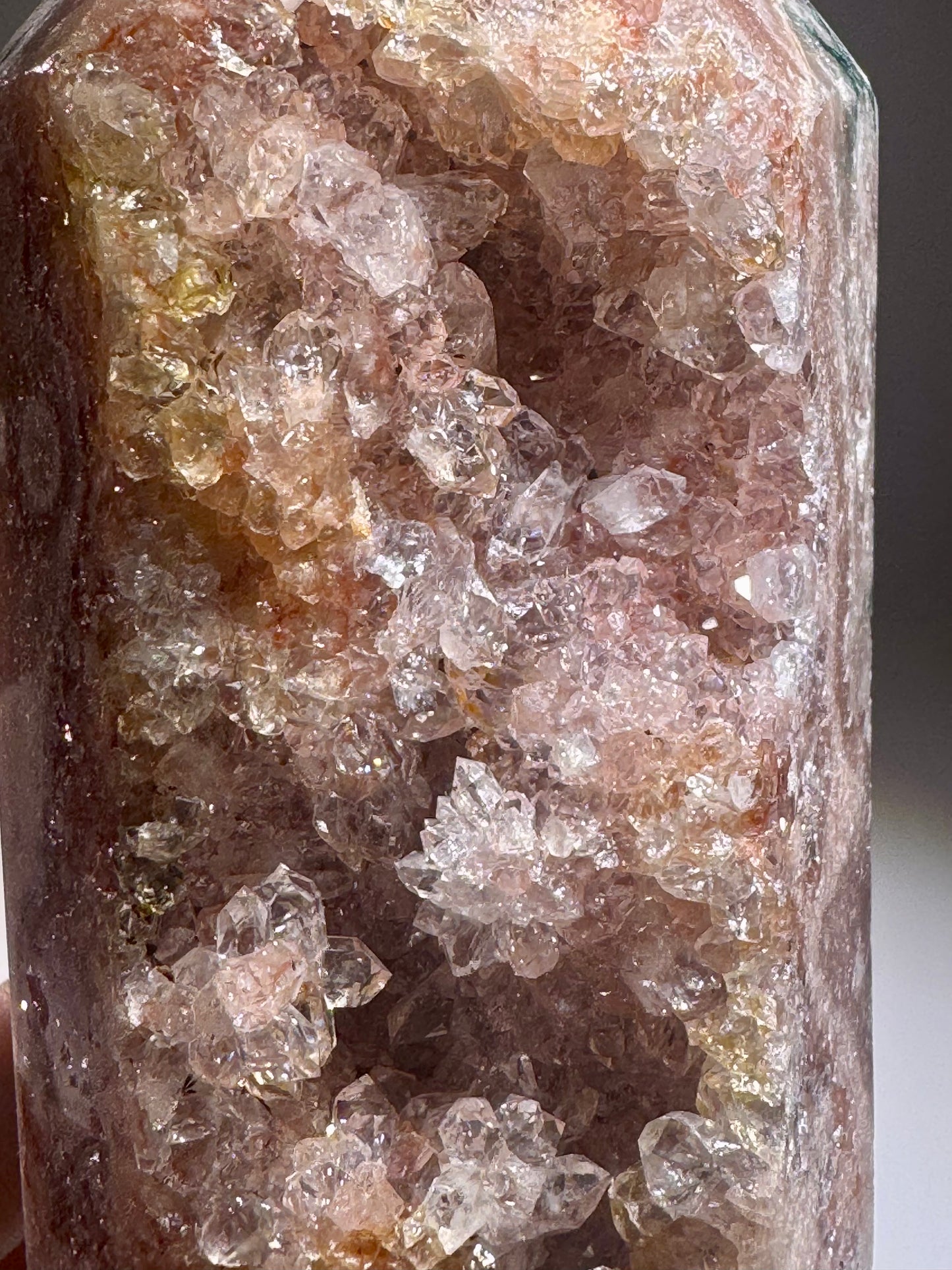 Pink Amethyst mit feinen grünen Adern & blumenartigen Kristallen, 11 cm, 467 g – aus Soledade, Brasilien