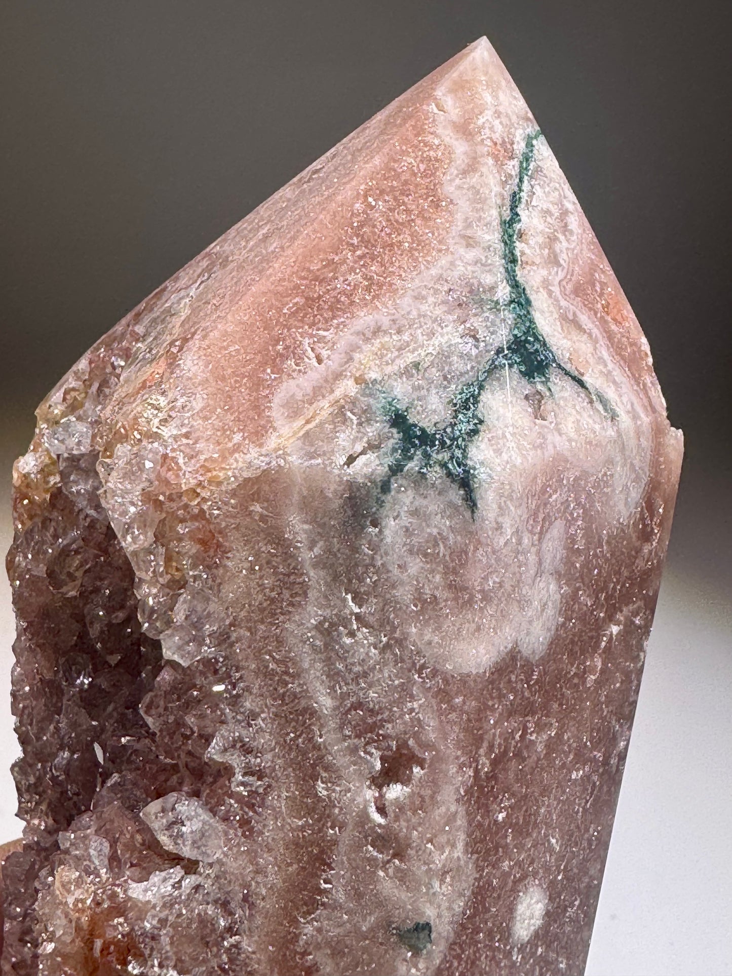 Pink Amethyst mit feinen grünen Adern & blumenartigen Kristallen, 11 cm, 467 g – aus Soledade, Brasilien