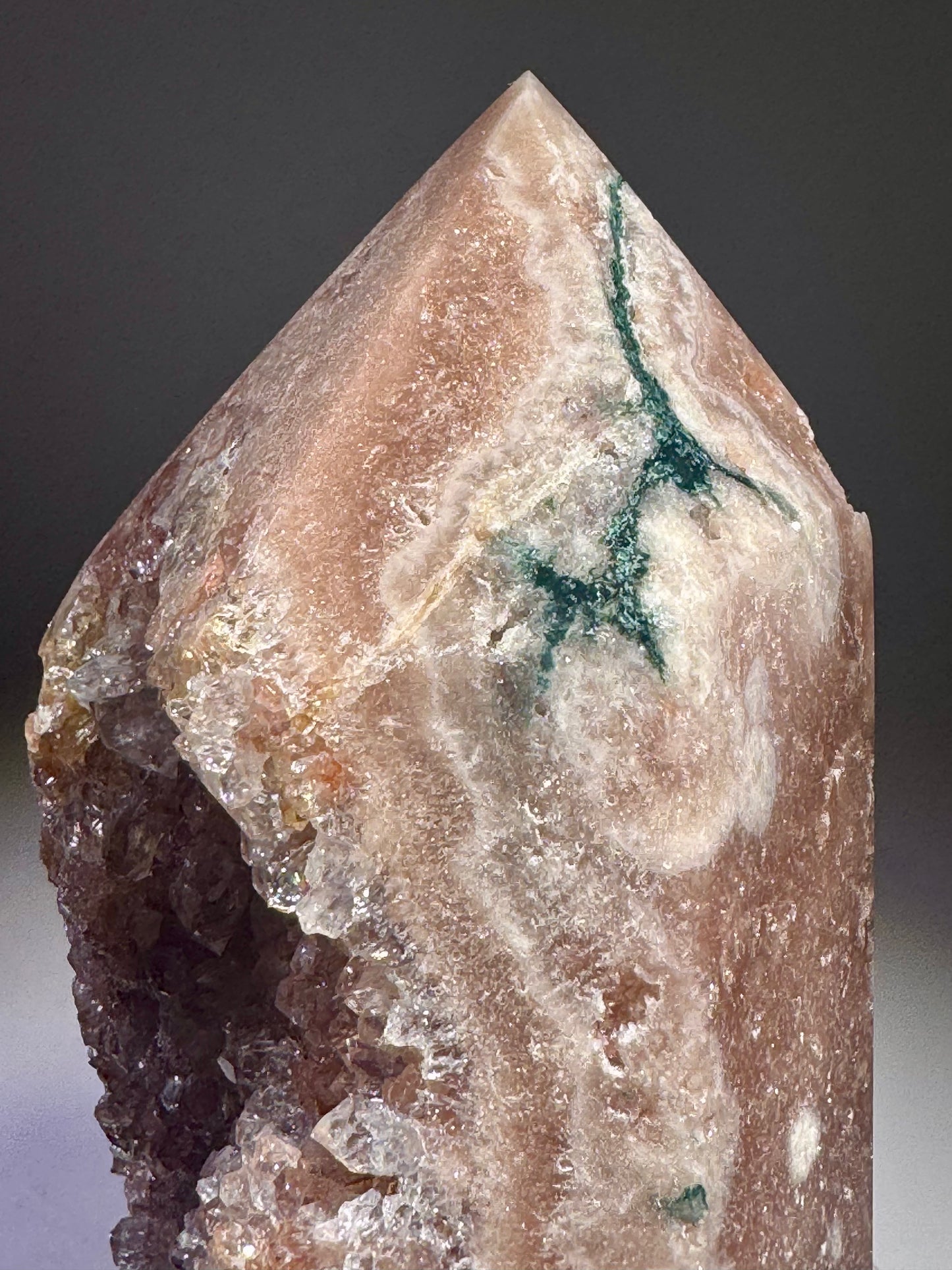 Pink Amethyst mit feinen grünen Adern & blumenartigen Kristallen, 11 cm, 467 g – aus Soledade, Brasilien