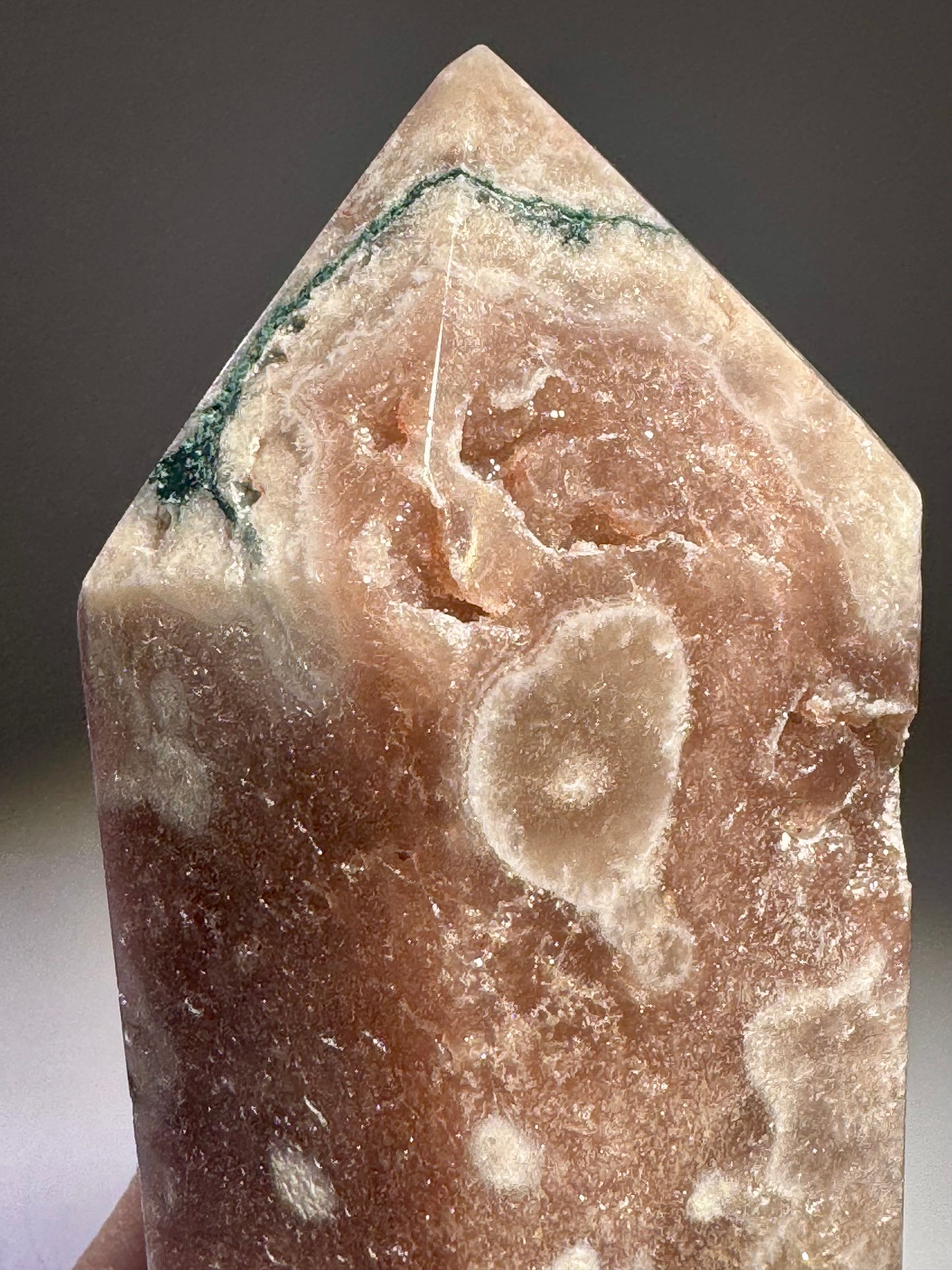 Pink Amethyst mit feinen grünen Adern & blumenartigen Kristallen, 11 cm, 467 g – aus Soledade, Brasilien