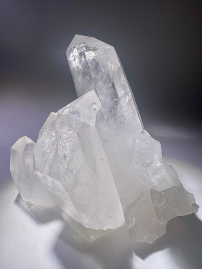 Lemurian Bergkristall Cluster mit fünf perfekten Spitzen & Lemurian Linien, 1,2 kg, 14 cm, extraklar – Minas Gerais, Brasilien