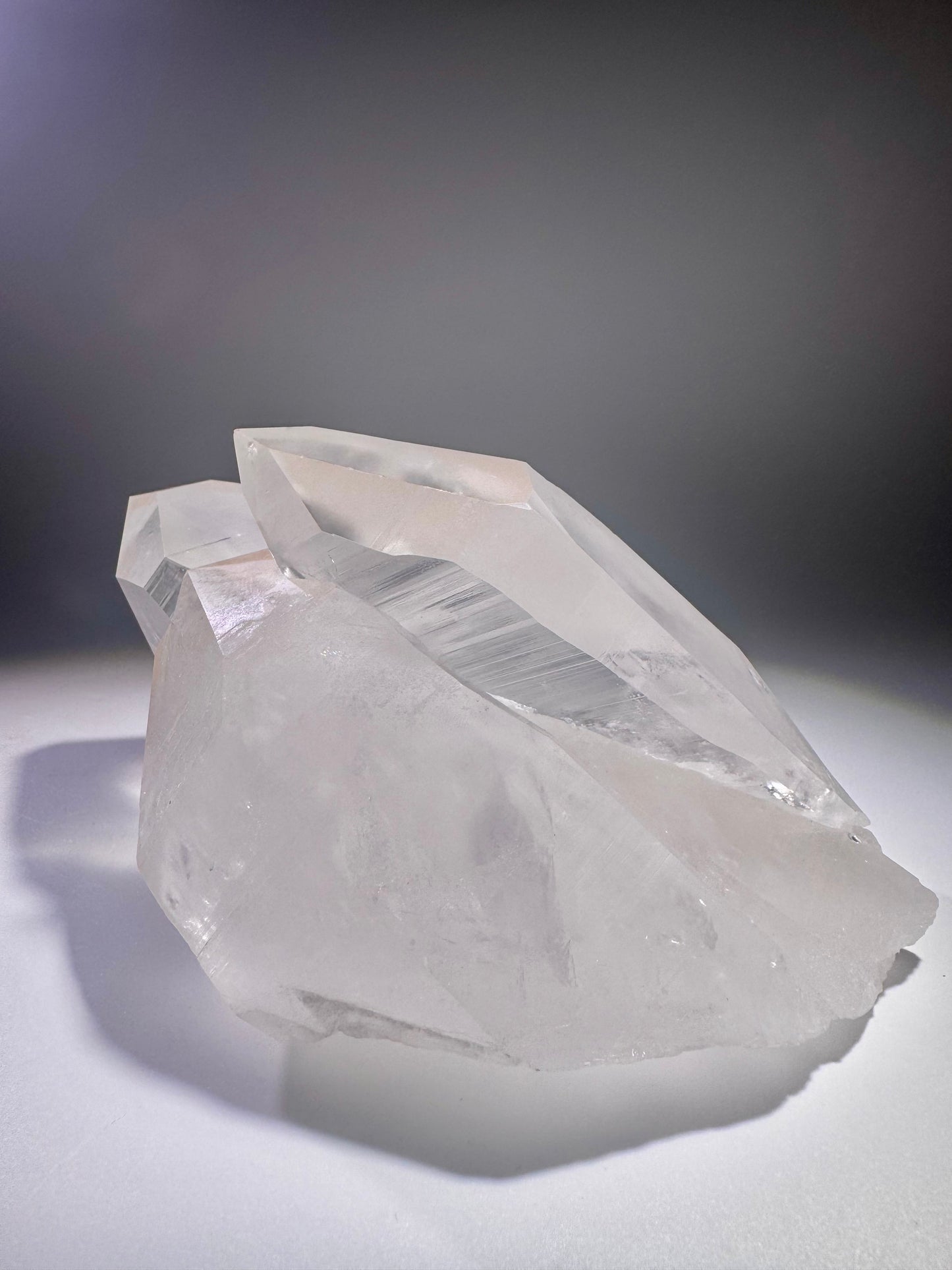 Lemurian Bergkristall Stufe, Minas Gerais – 895 g, 16 cm, extraklar & naturbelassen, Wachstumsrillen & höchste Qualität