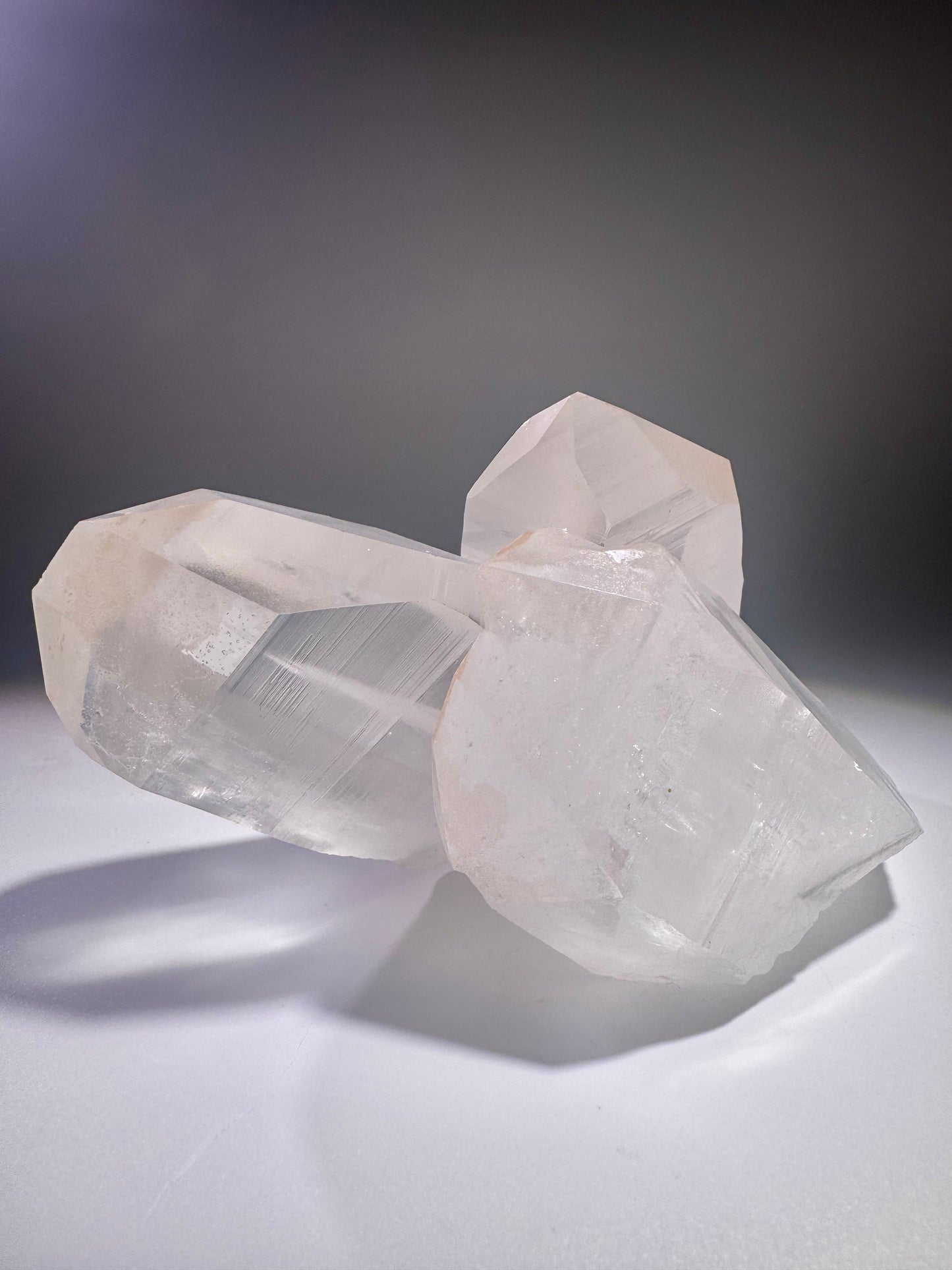 Lemurian Bergkristall Stufe, Minas Gerais – 895 g, 16 cm, extraklar & naturbelassen, Wachstumsrillen & höchste Qualität