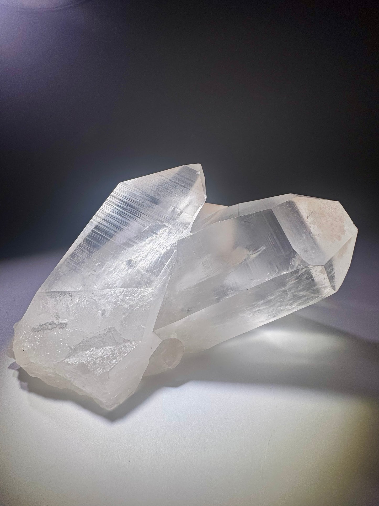 Lemurian Bergkristall Stufe, Minas Gerais – 895 g, 16 cm, extraklar & naturbelassen, Wachstumsrillen & höchste Qualität