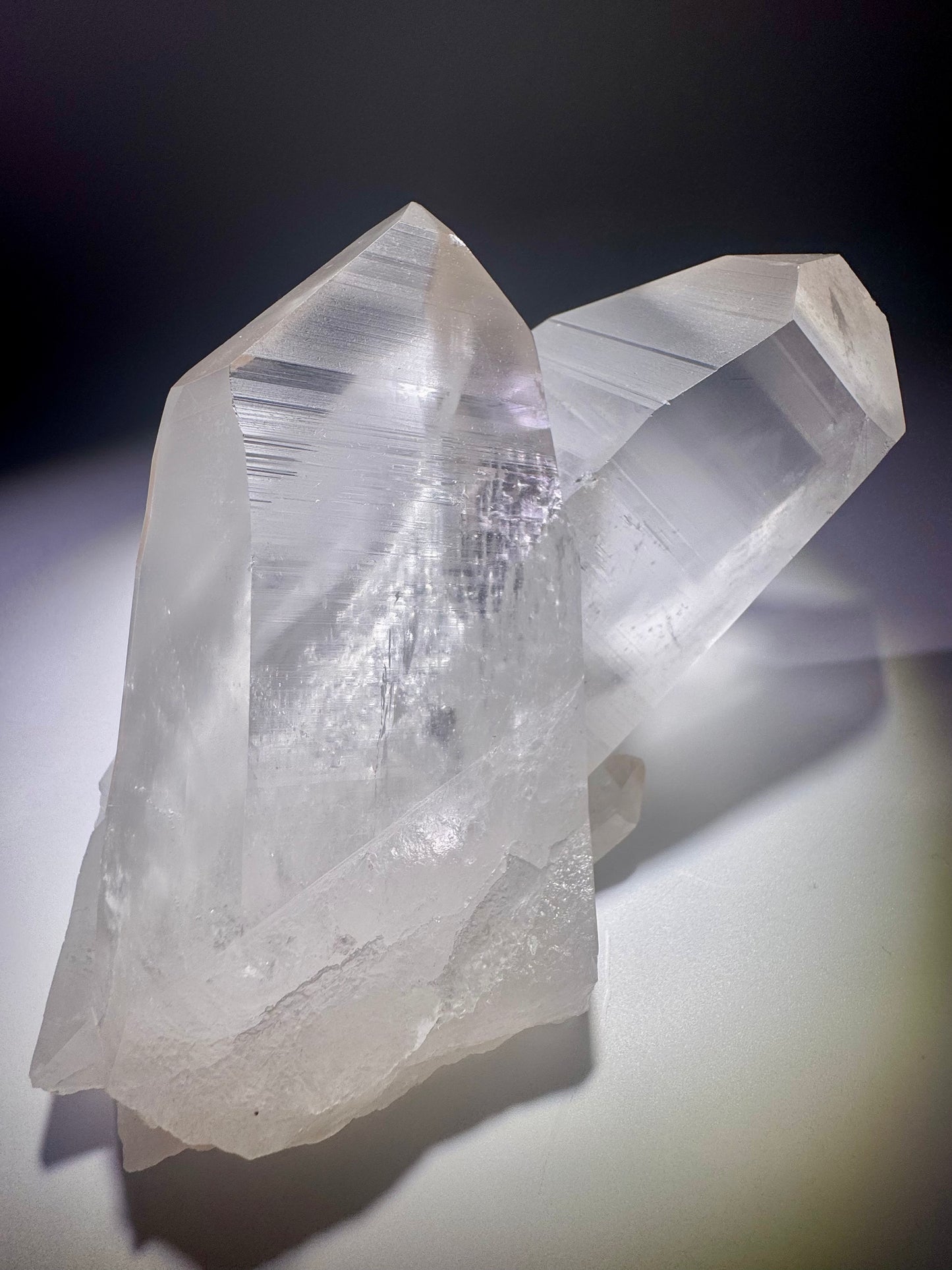 Lemurian Bergkristall Stufe, Minas Gerais – 895 g, 16 cm, extraklar & naturbelassen, Wachstumsrillen & höchste Qualität