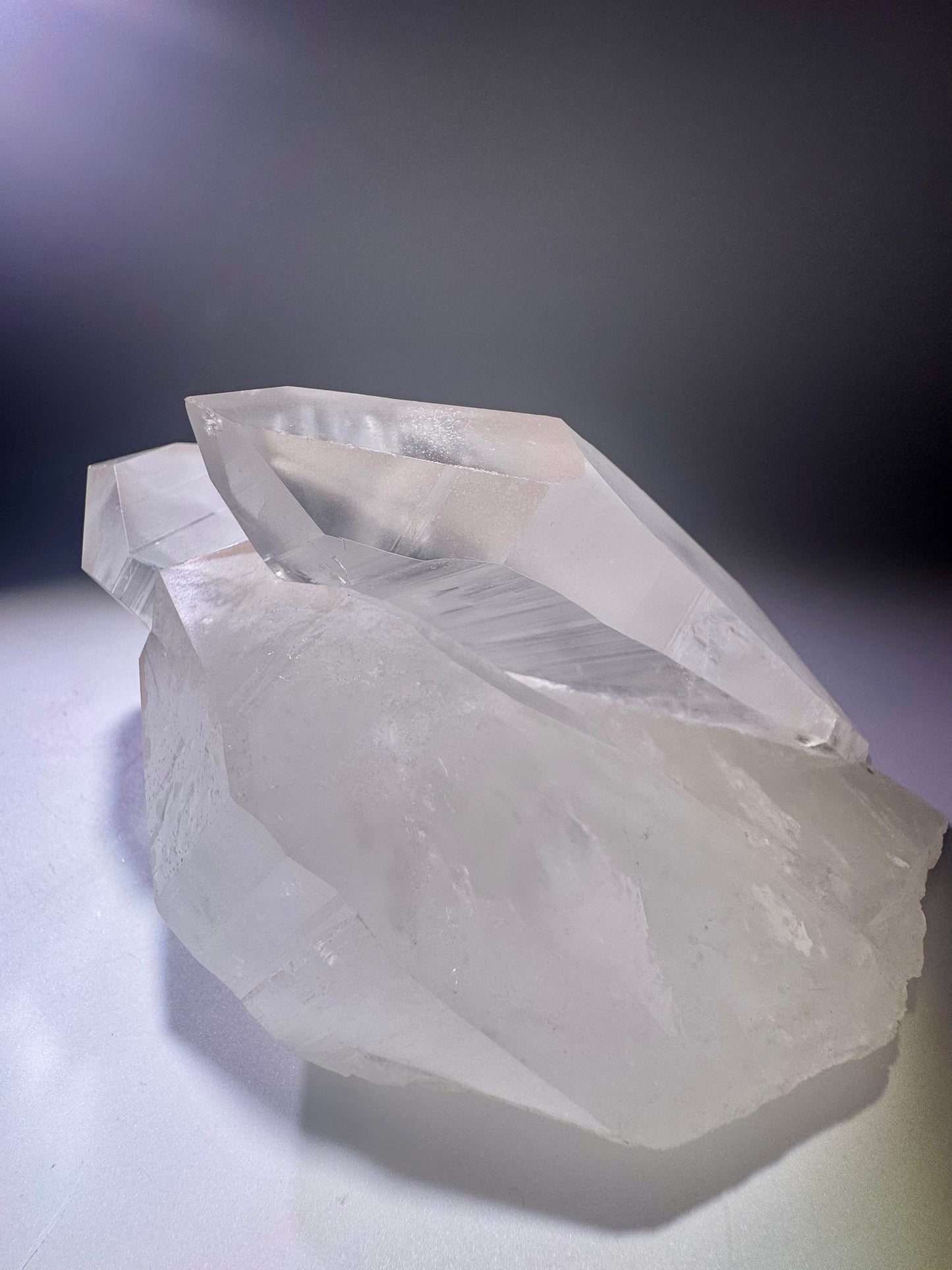 Lemurian Bergkristall Stufe, Minas Gerais – 895 g, 16 cm, extraklar & naturbelassen, Wachstumsrillen & höchste Qualität
