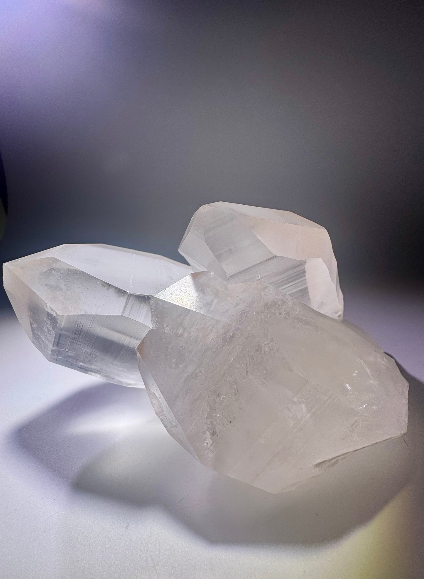 Lemurian Bergkristall Stufe, Minas Gerais – 895 g, 16 cm, extraklar & naturbelassen, Wachstumsrillen & höchste Qualität
