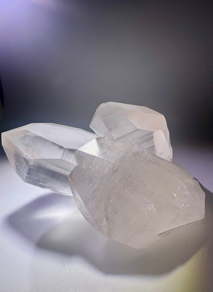 Lemurian Bergkristall Stufe, Minas Gerais – 895 g, 16 cm, extraklar & naturbelassen, Wachstumsrillen & höchste Qualität