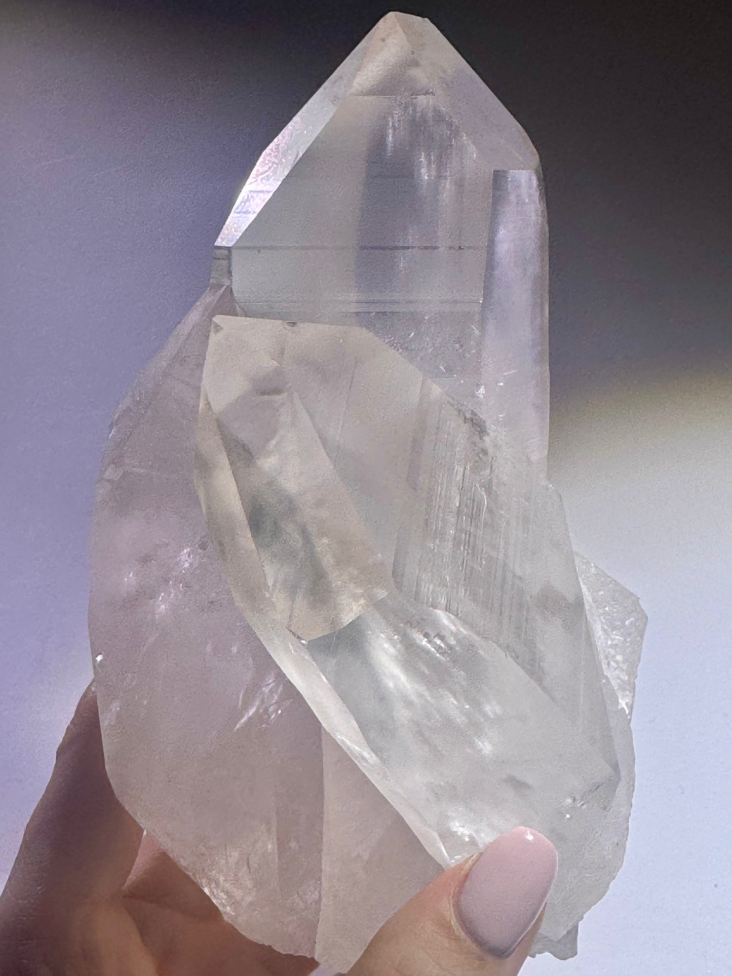 Lemurian Bergkristall Stufe, Minas Gerais – 895 g, 16 cm, extraklar & naturbelassen, Wachstumsrillen & höchste Qualität