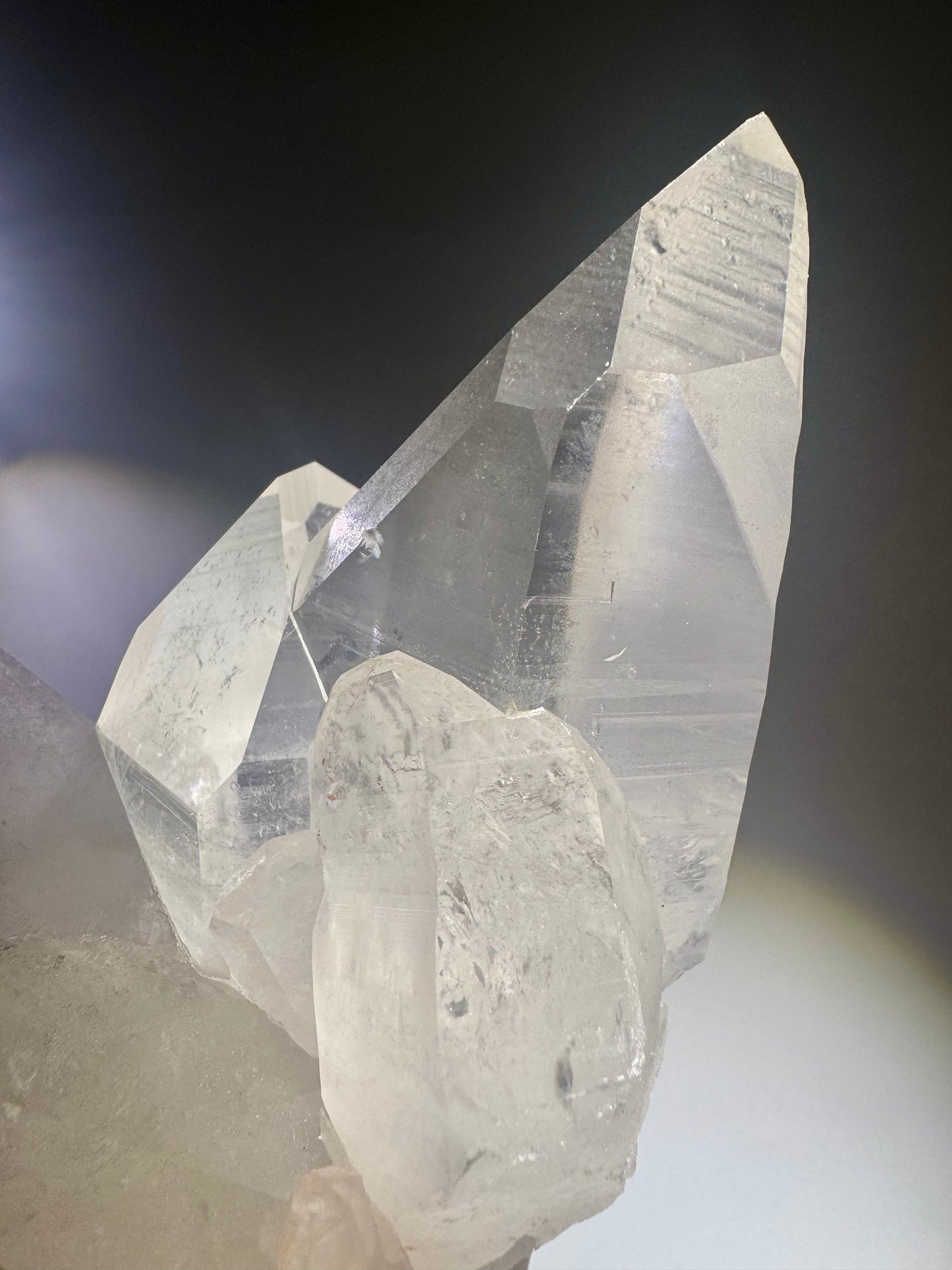 Exklusive Lemurian Bergkristall-Stufe aus Brasilien – 13 cm, 791 g, extra klar, 1A Museumsqualität mit Lemurian Linien