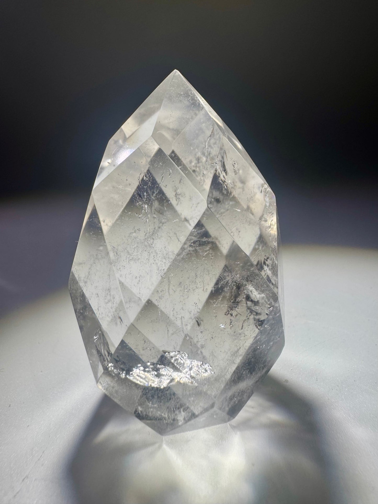 Facettiertes Bergkristall-Ornament in Klarqualität – 5.3 cm hoch & 75g – handgeschliffenes Unikat