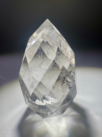 Facettiertes Bergkristall-Ornament in Klarqualität – 5.3 cm hoch & 75g – handgeschliffenes Unikat