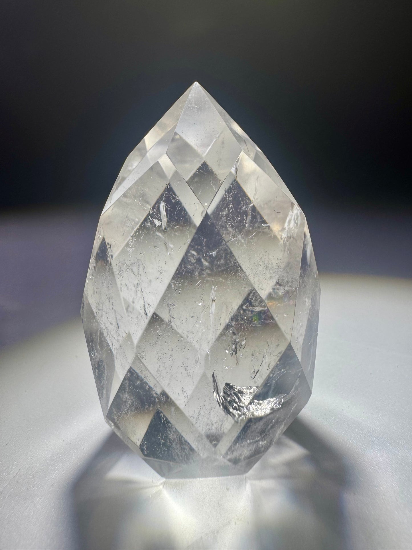 Facettiertes Bergkristall-Ornament in Klarqualität – 5.3 cm hoch & 75g – handgeschliffenes Unikat