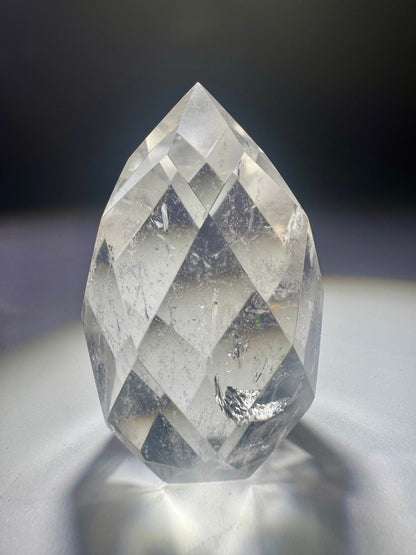 Facettiertes Bergkristall-Ornament in Klarqualität – 5.3 cm hoch & 75g – handgeschliffenes Unikat