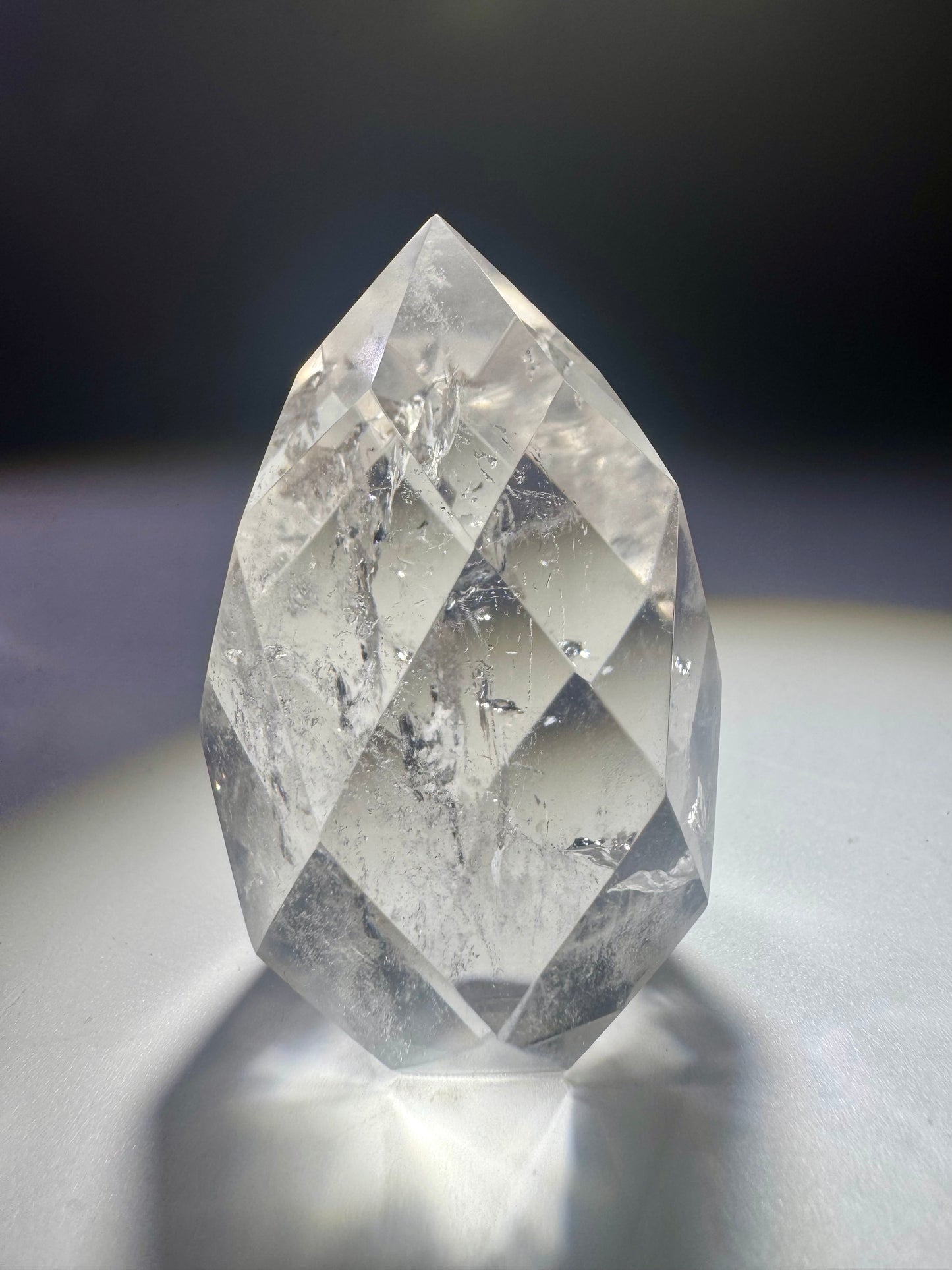 Facettiertes Bergkristall-Ornament in Klarqualität – 5.3 cm hoch & 75g – handgeschliffenes Unikat