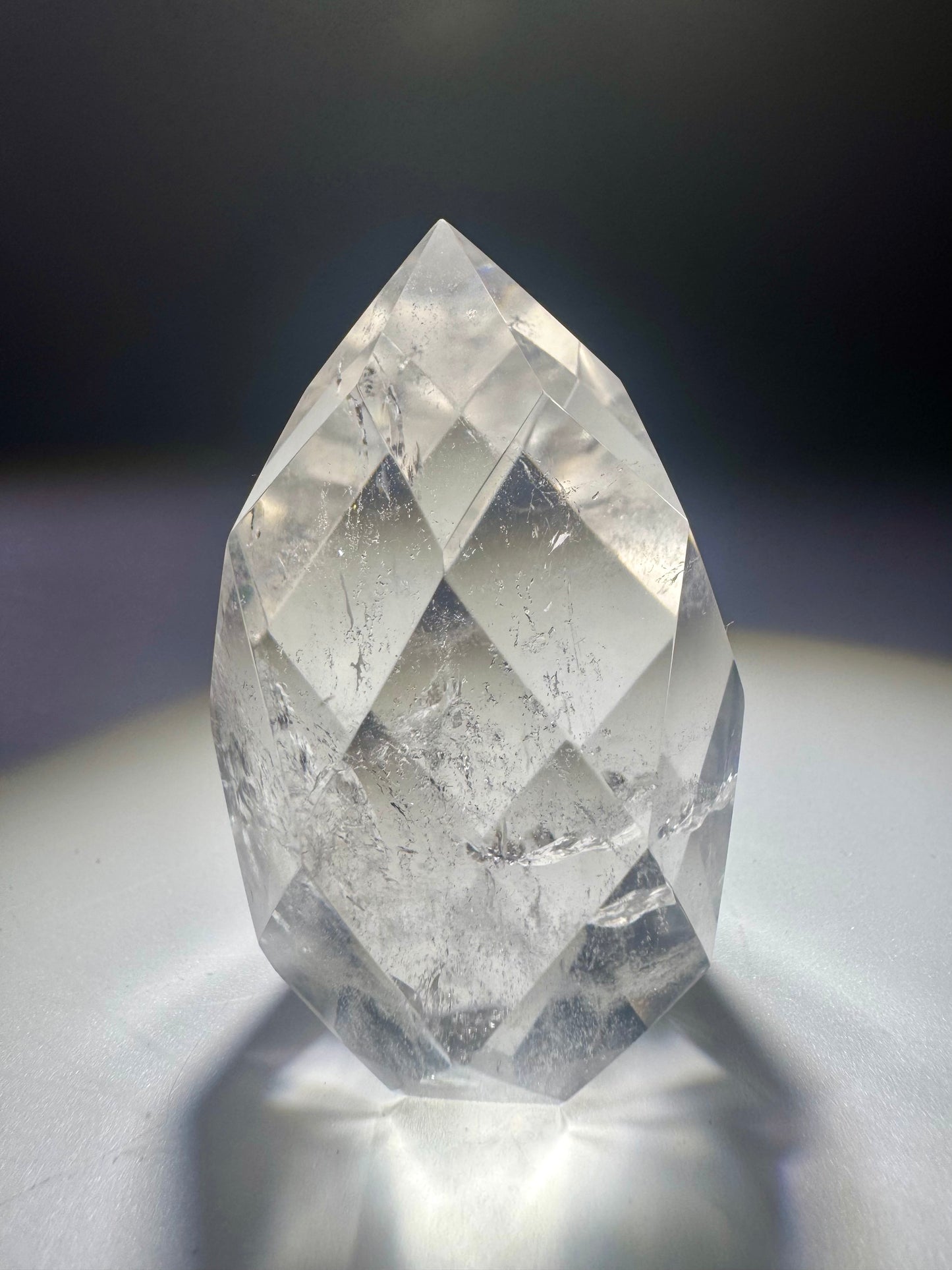 Facettiertes Bergkristall-Ornament in Klarqualität – 5.3 cm hoch & 75g – handgeschliffenes Unikat