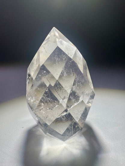 Facettiertes Bergkristall-Ornament in Klarqualität – 5.3 cm hoch & 75g – handgeschliffenes Unikat