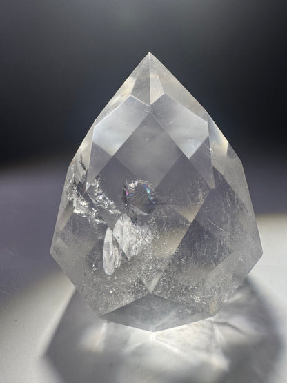 Facettiertes Bergkristall-Ornament mit Regenbogen – 5.8 cm hoch & 149g – handgeschliffenes Unikat