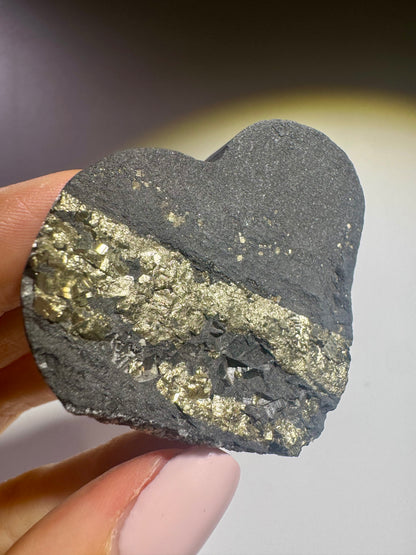 Schungit Herz mit Pyrit Kristallen aus Brasilien – 5.3 cm, 53 g, Schutzstein gegen elektromagnetische Strahlung