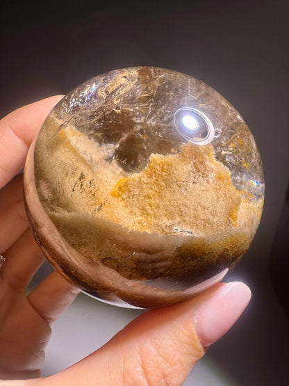 Lodolith Gartenquarz Kristallkugel 6.6 cm · 402 g – Faszinierende Landschaft