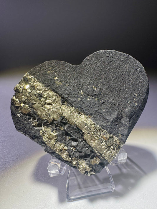 Schungit Herz mit Pyrit Kristallen aus Brasilien – 5.3 cm, 53 g, Schutzstein gegen elektromagnetische Strahlung