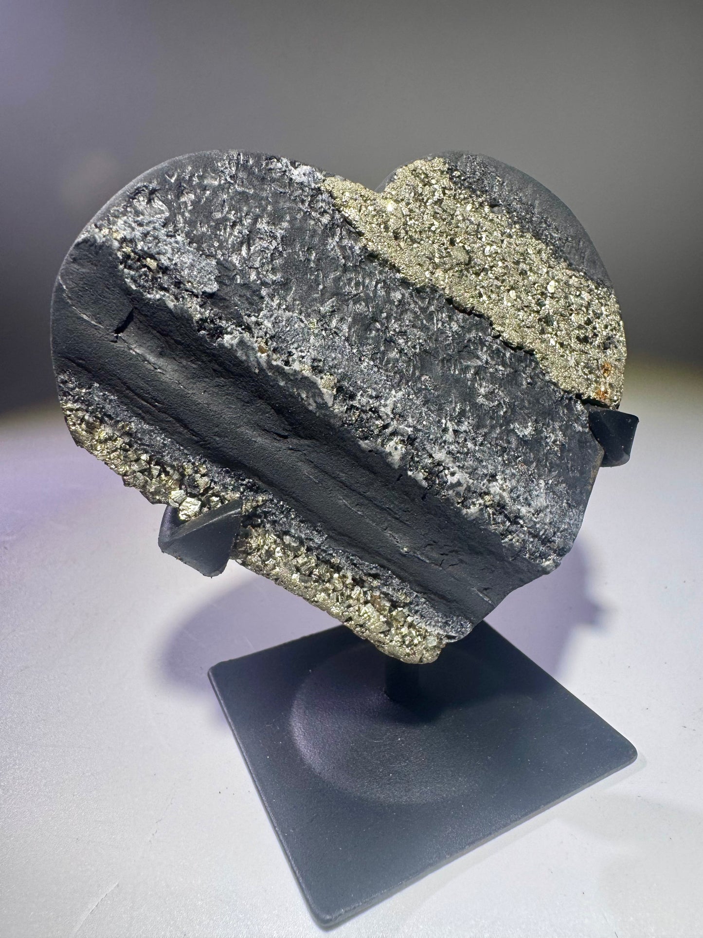 Schungit Herz mit Pyrit Kristallen aus Brasilien – 9.5 cm, 266 g, Schutz vor elektromagnetischer Strahlung & Energiestabilisierung