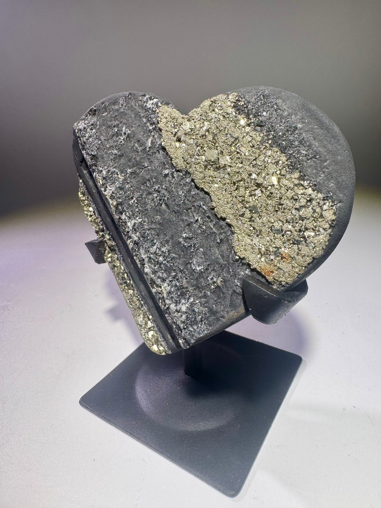 Schungit Herz mit Pyrit Kristallen aus Brasilien – 9.5 cm, 266 g, Schutz vor elektromagnetischer Strahlung & Energiestabilisierung
