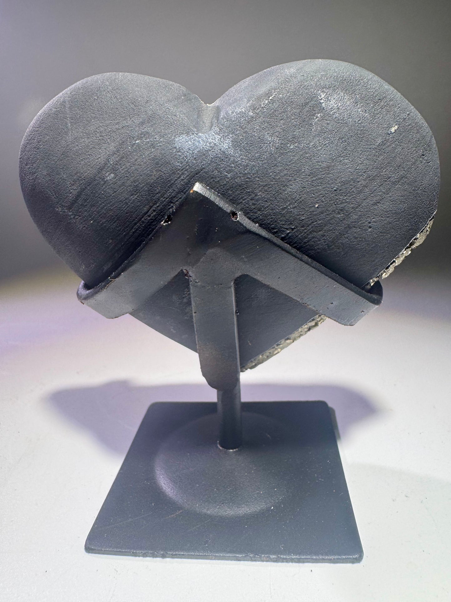 Schungit Herz mit Pyrit Kristallen aus Brasilien – 9.5 cm, 266 g, Schutz vor elektromagnetischer Strahlung & Energiestabilisierung