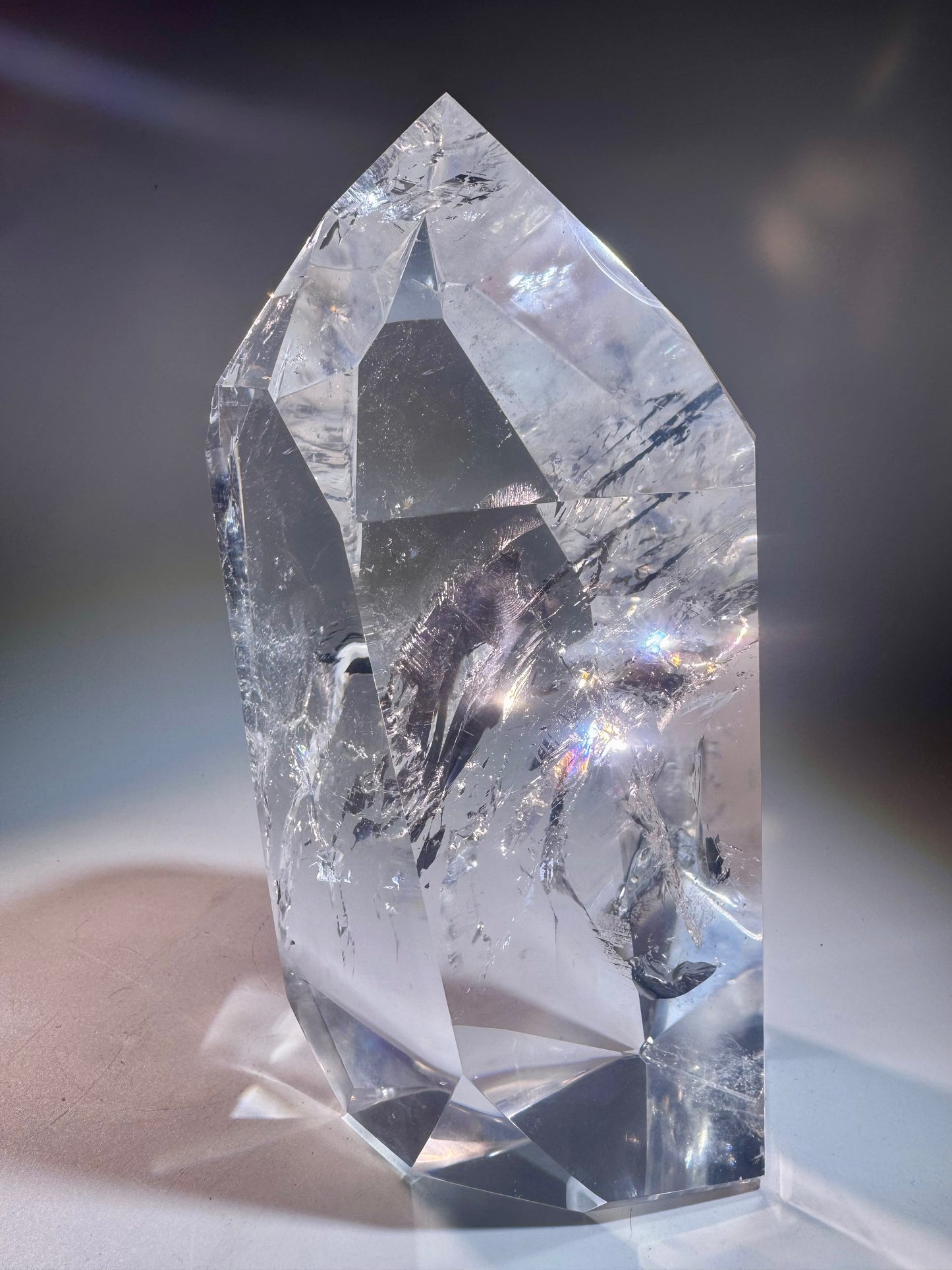 Ultraklare Lemurian Kristallspitze aus Bahia, Brasilien – 19 cm, 1.68 kg – Regenbogen, Feuer & aussergewöhnliche Transparenz