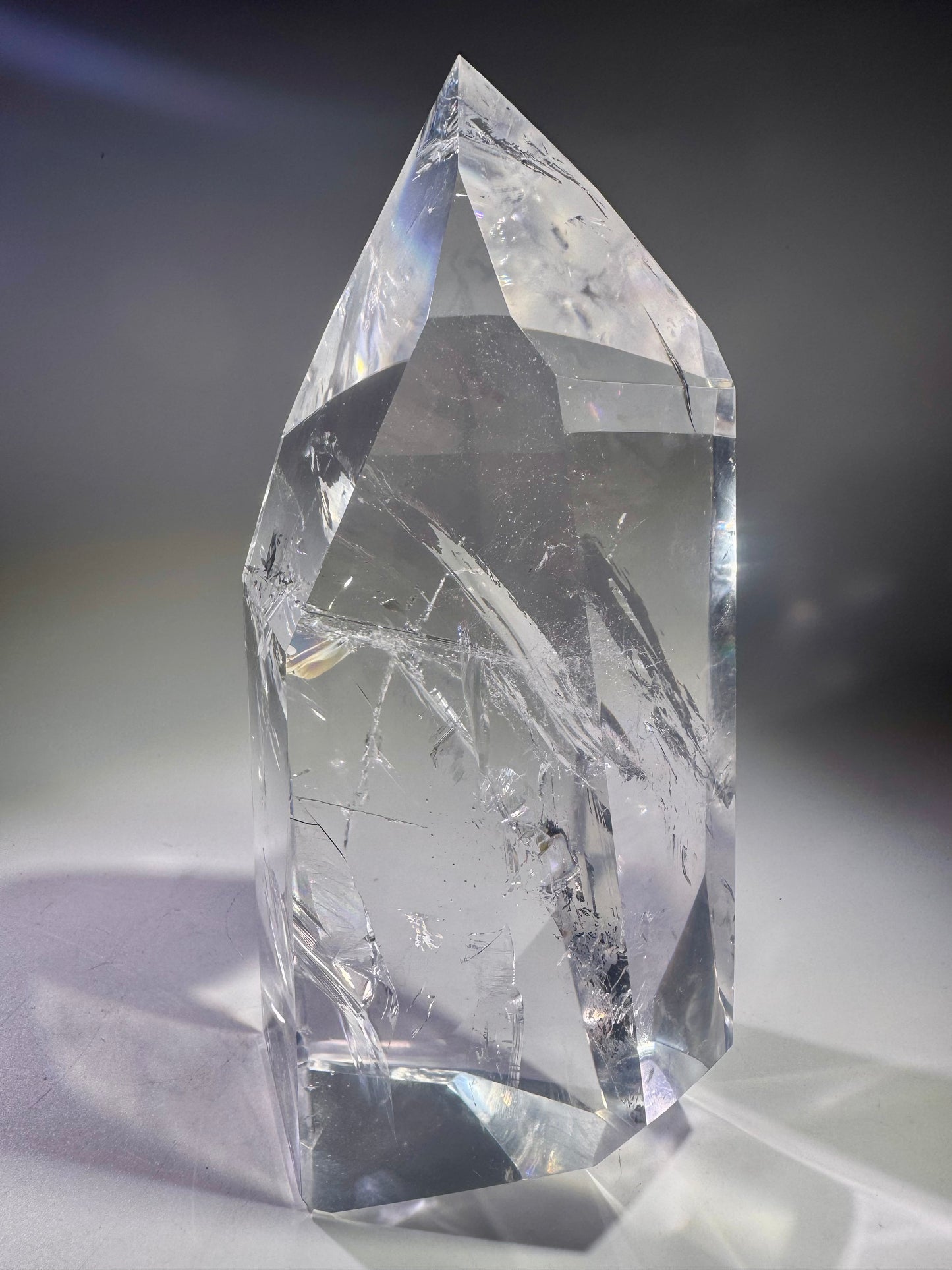 Ultraklare Lemurian Kristallspitze aus Bahia, Brasilien – 19 cm, 1.68 kg – Regenbogen, Feuer & aussergewöhnliche Transparenz