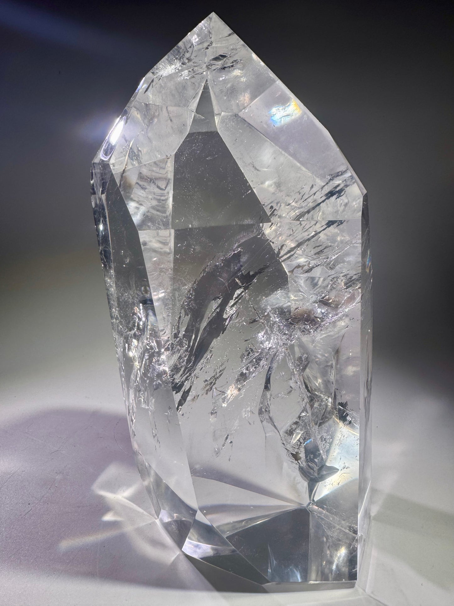 Ultraklare Lemurian Kristallspitze aus Bahia, Brasilien – 19 cm, 1.68 kg – Regenbogen, Feuer & aussergewöhnliche Transparenz