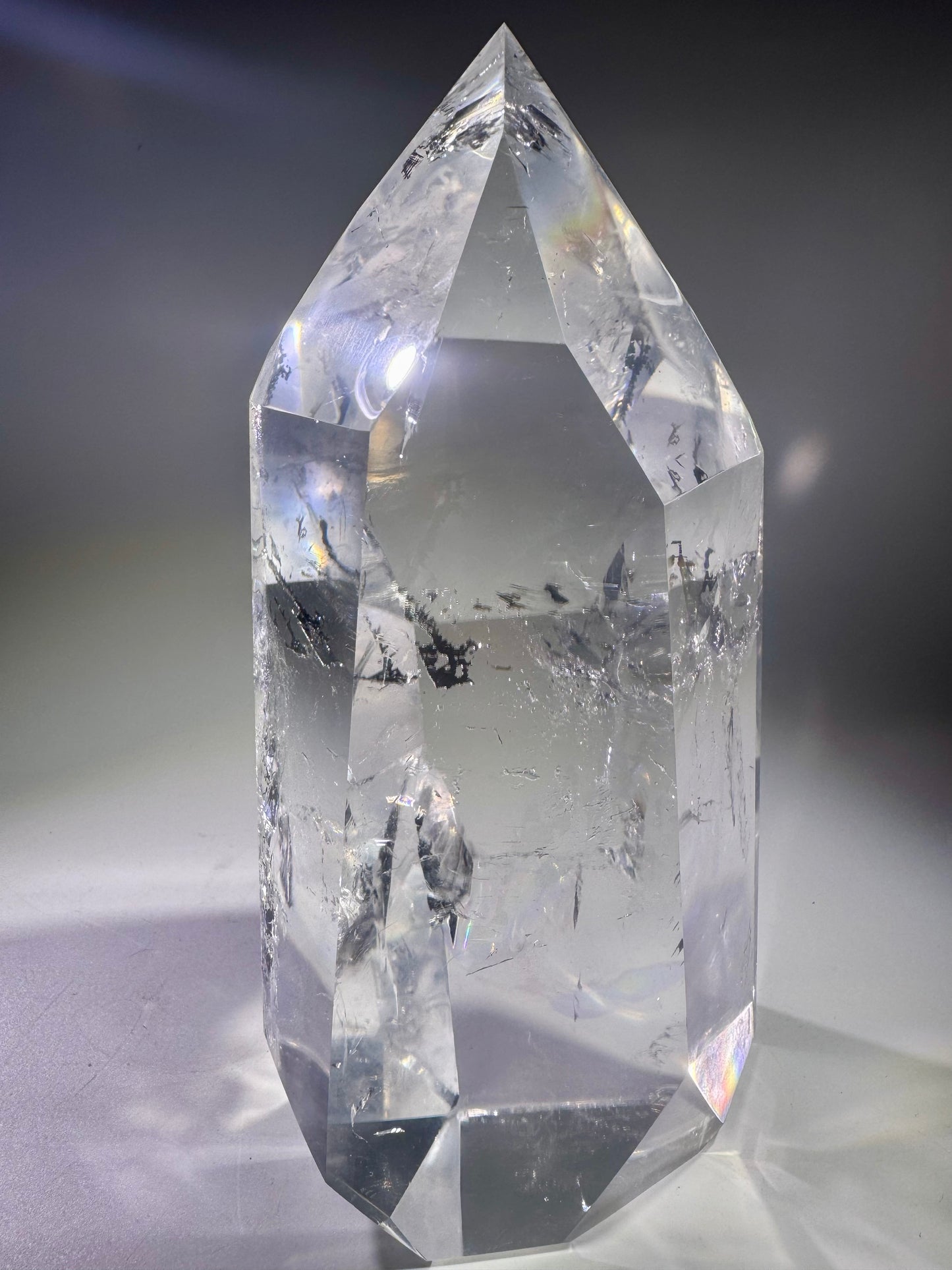 Ultraklare Lemurian Kristallspitze aus Bahia, Brasilien – 19 cm, 1.68 kg – Regenbogen, Feuer & aussergewöhnliche Transparenz