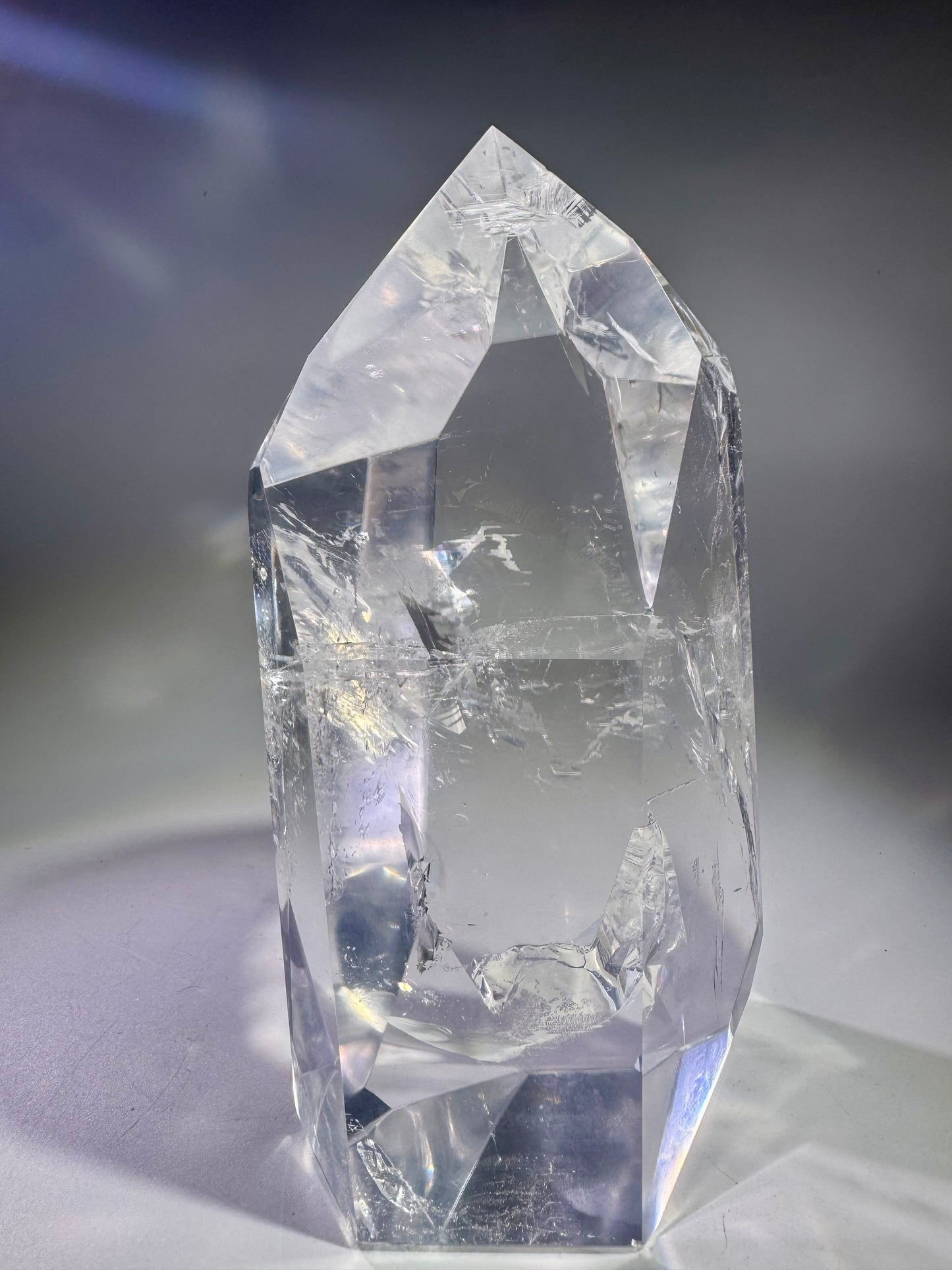 Ultraklare Lemurian Kristallspitze aus Bahia, Brasilien – 19 cm, 1.68 kg – Regenbogen, Feuer & aussergewöhnliche Transparenz