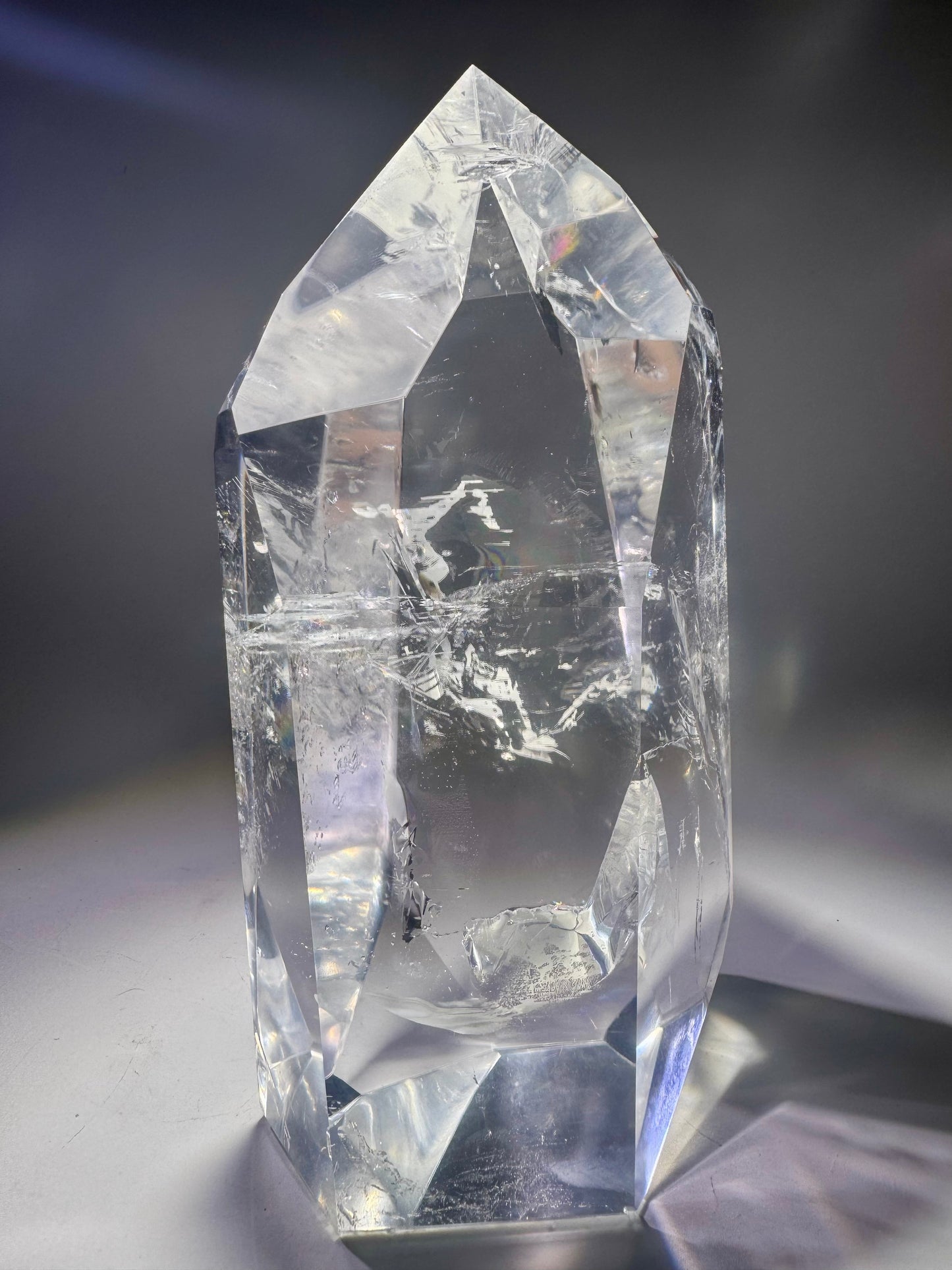 Ultraklare Lemurian Kristallspitze aus Bahia, Brasilien – 19 cm, 1.68 kg – Regenbogen, Feuer & aussergewöhnliche Transparenz