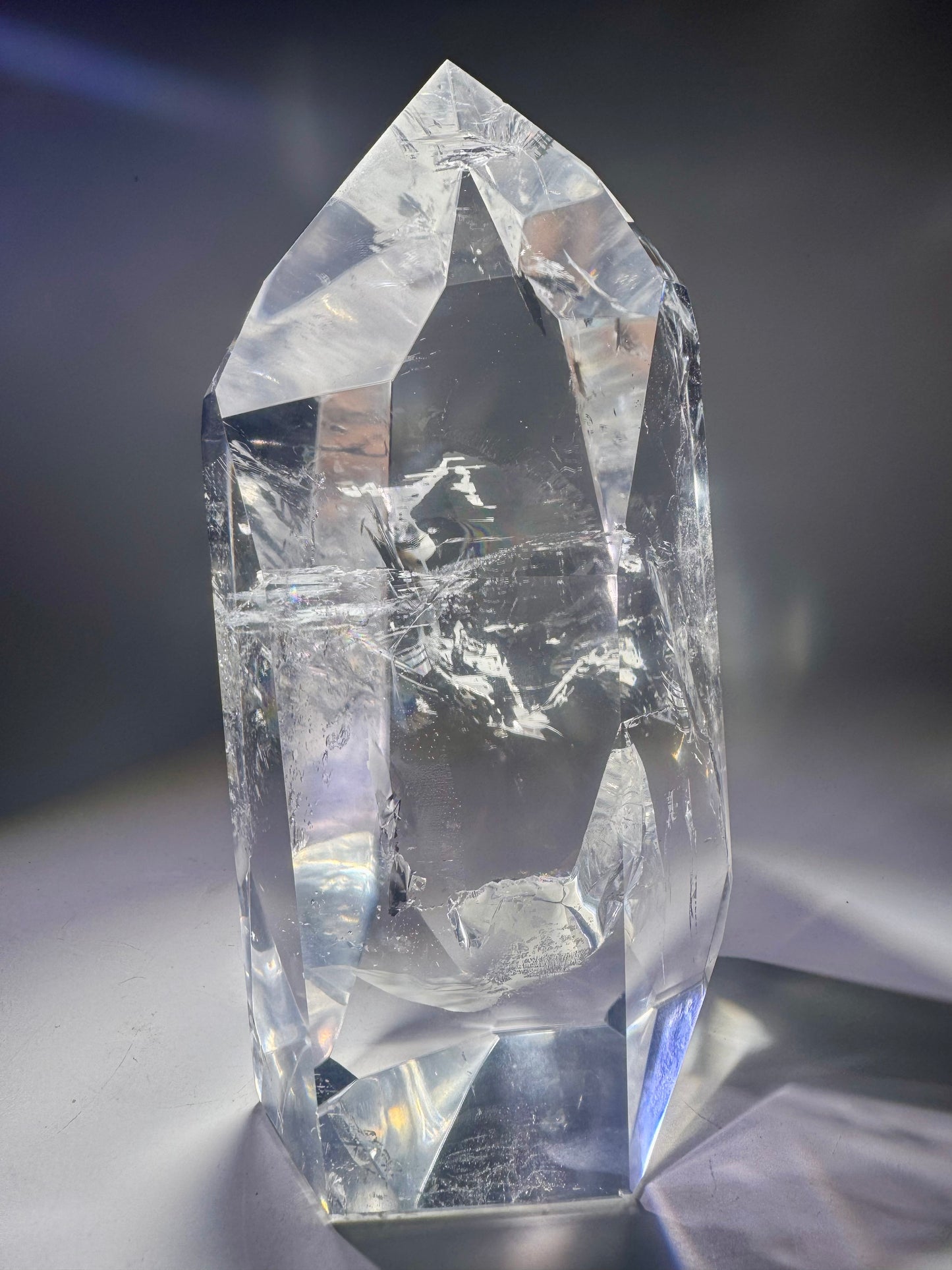 Ultraklare Lemurian Kristallspitze aus Bahia, Brasilien – 19 cm, 1.68 kg – Regenbogen, Feuer & aussergewöhnliche Transparenz