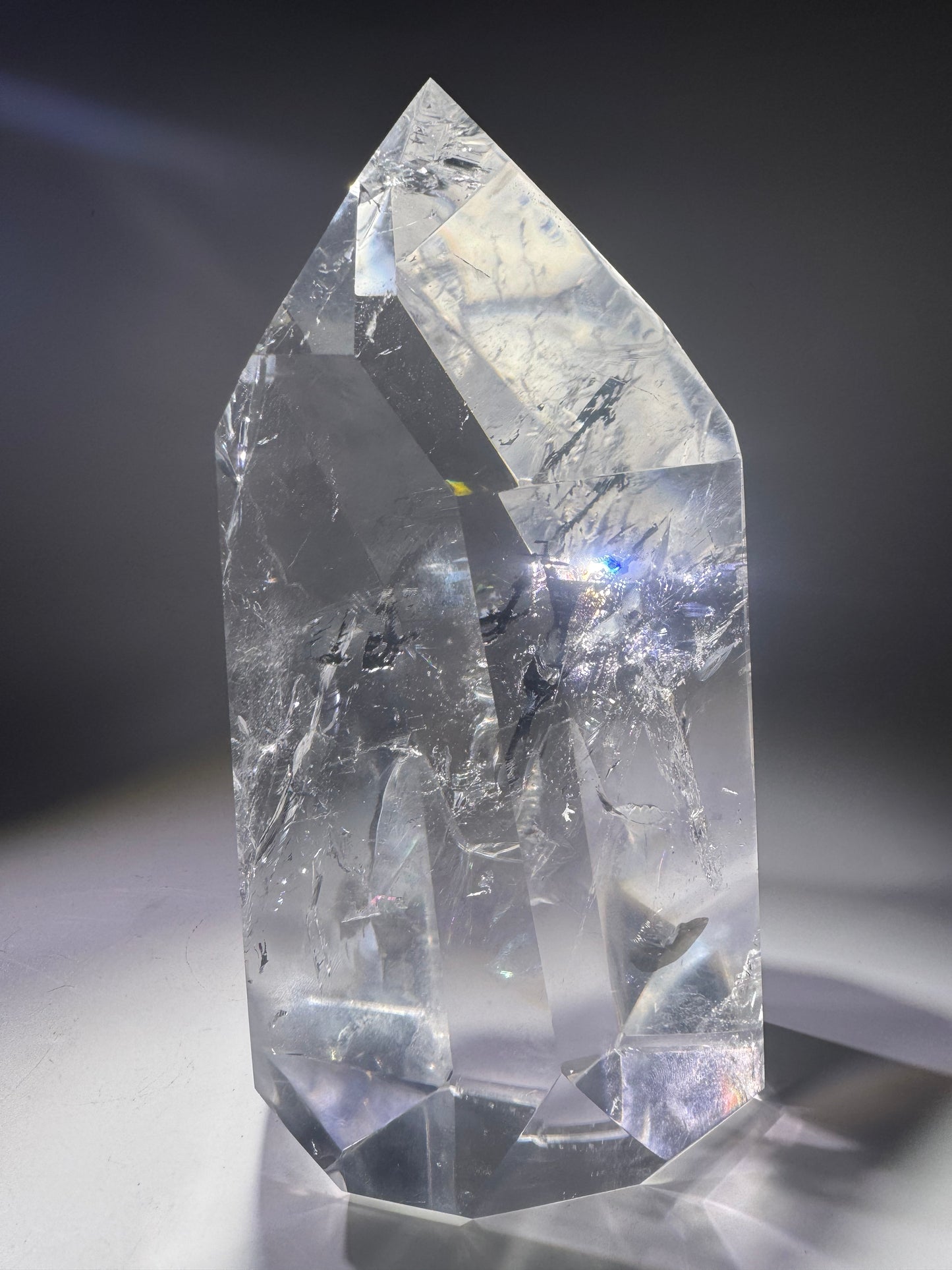 Ultraklare Lemurian Kristallspitze aus Bahia, Brasilien – 19 cm, 1.68 kg – Regenbogen, Feuer & aussergewöhnliche Transparenz