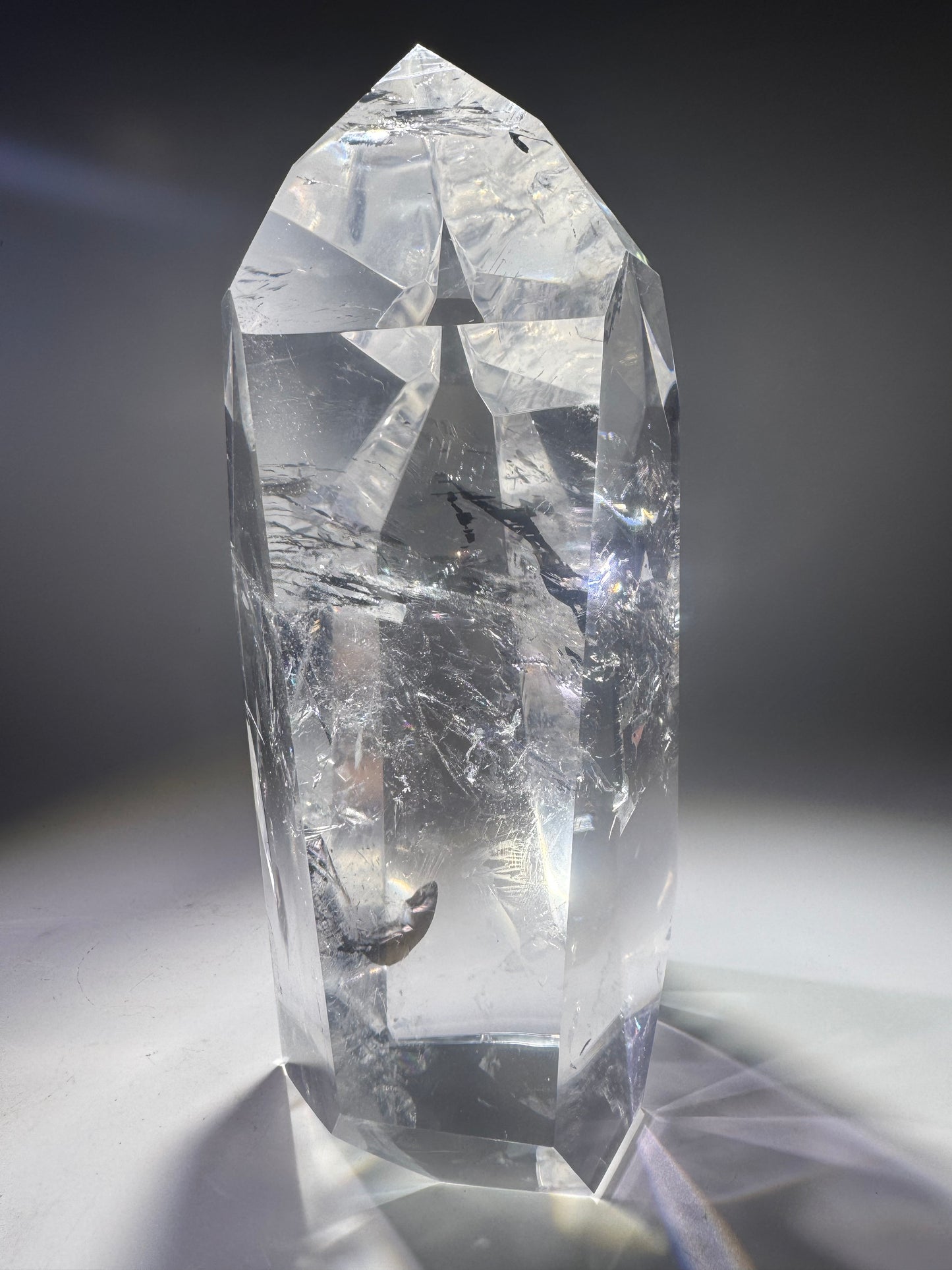 Ultraklare Lemurian Kristallspitze aus Bahia, Brasilien – 19 cm, 1.68 kg – Regenbogen, Feuer & aussergewöhnliche Transparenz