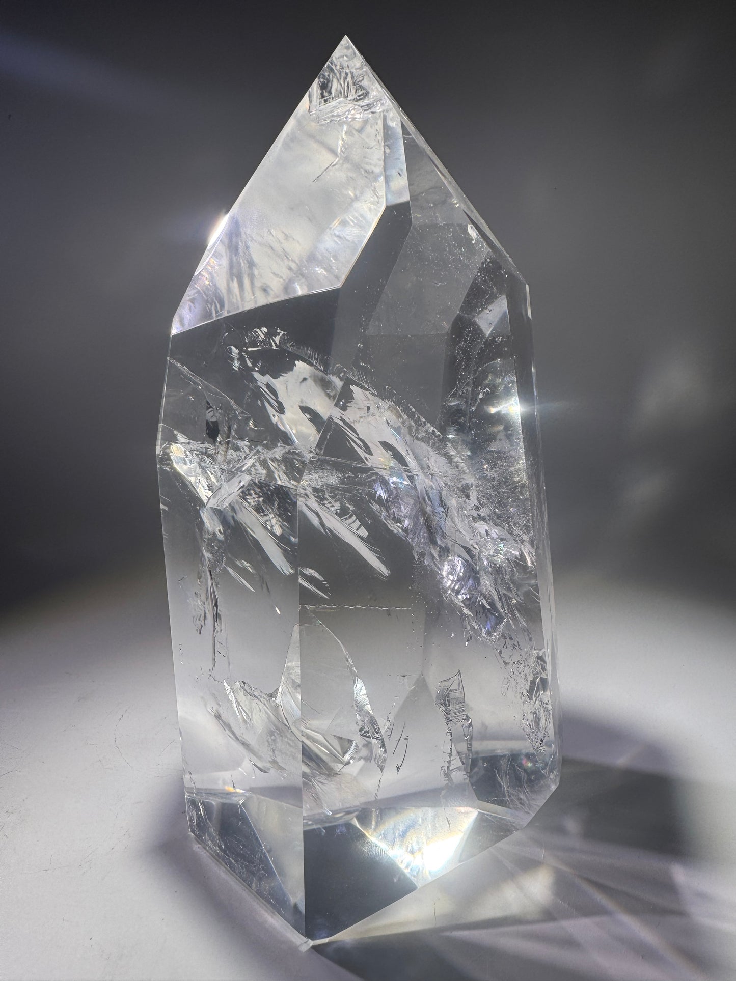 Ultraklare Lemurian Kristallspitze aus Bahia, Brasilien – 19 cm, 1.68 kg – Regenbogen, Feuer & aussergewöhnliche Transparenz
