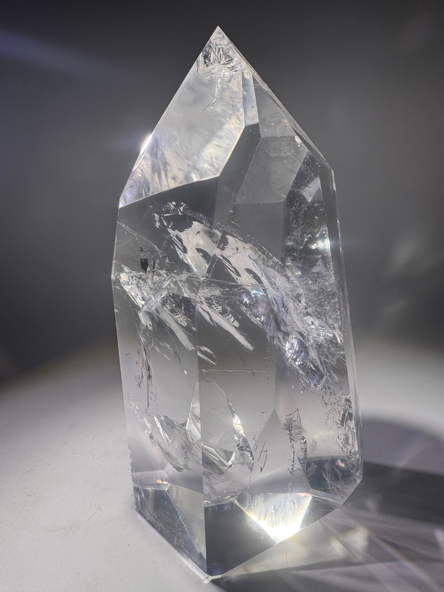 Ultraklare Lemurian Kristallspitze aus Bahia, Brasilien – 19 cm, 1.68 kg – Regenbogen, Feuer & aussergewöhnliche Transparenz